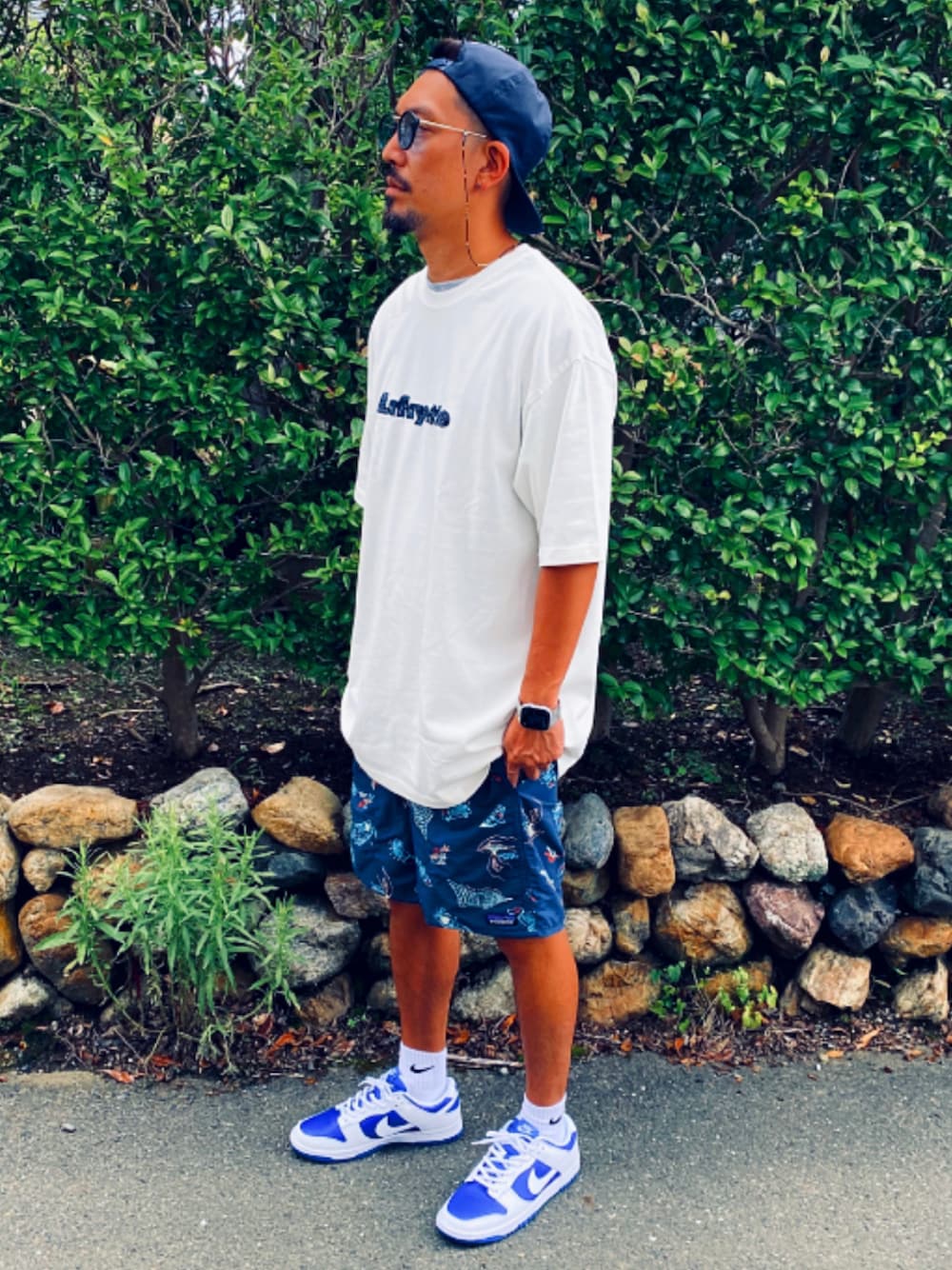 ホワイト系のTシャツ/カットソー、ブルー系のその他パンツ、ホワイト系のスニーカーを着用したメンズの夏コーディネートの1枚目の写真