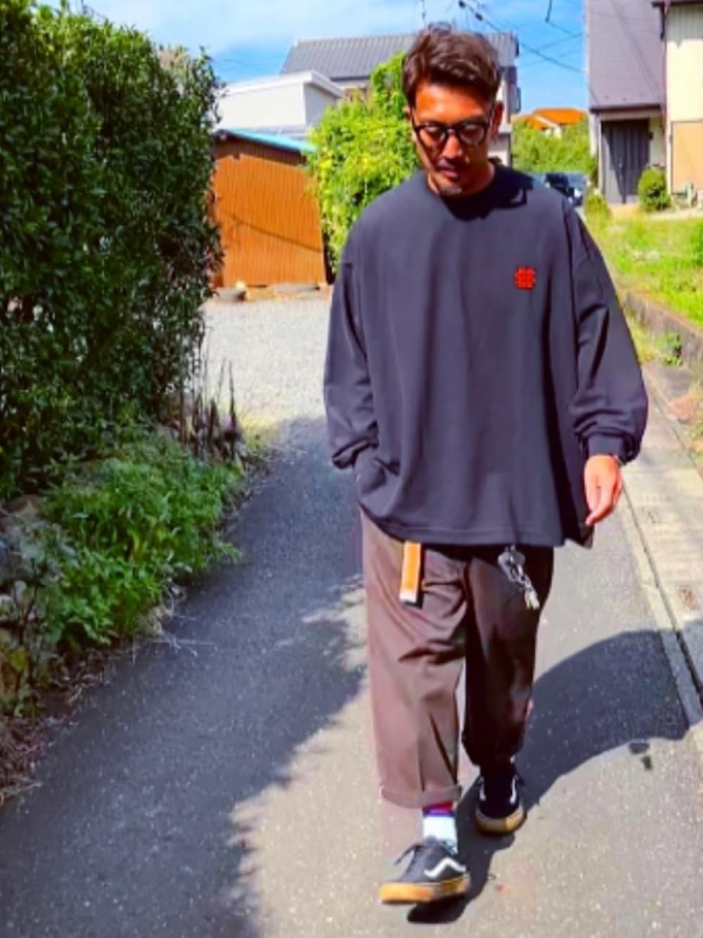 「休日コーデ、秋のコーデ、カジュアルコーデ、おしゃれさんと繋がりたい、ロンT、UNIQLO、めがね、ストリート、スニーカー、40代ファッション、パパコーデ、SEESEE、ディッキーズ(Dickies)、ブラウン、ワイドパンツ」｜「UNIQLOのアイテム（メガネ、ブラック系）」を使った、SUNさん（メンズ・175cm）の秋コーディネートの1枚目の写真