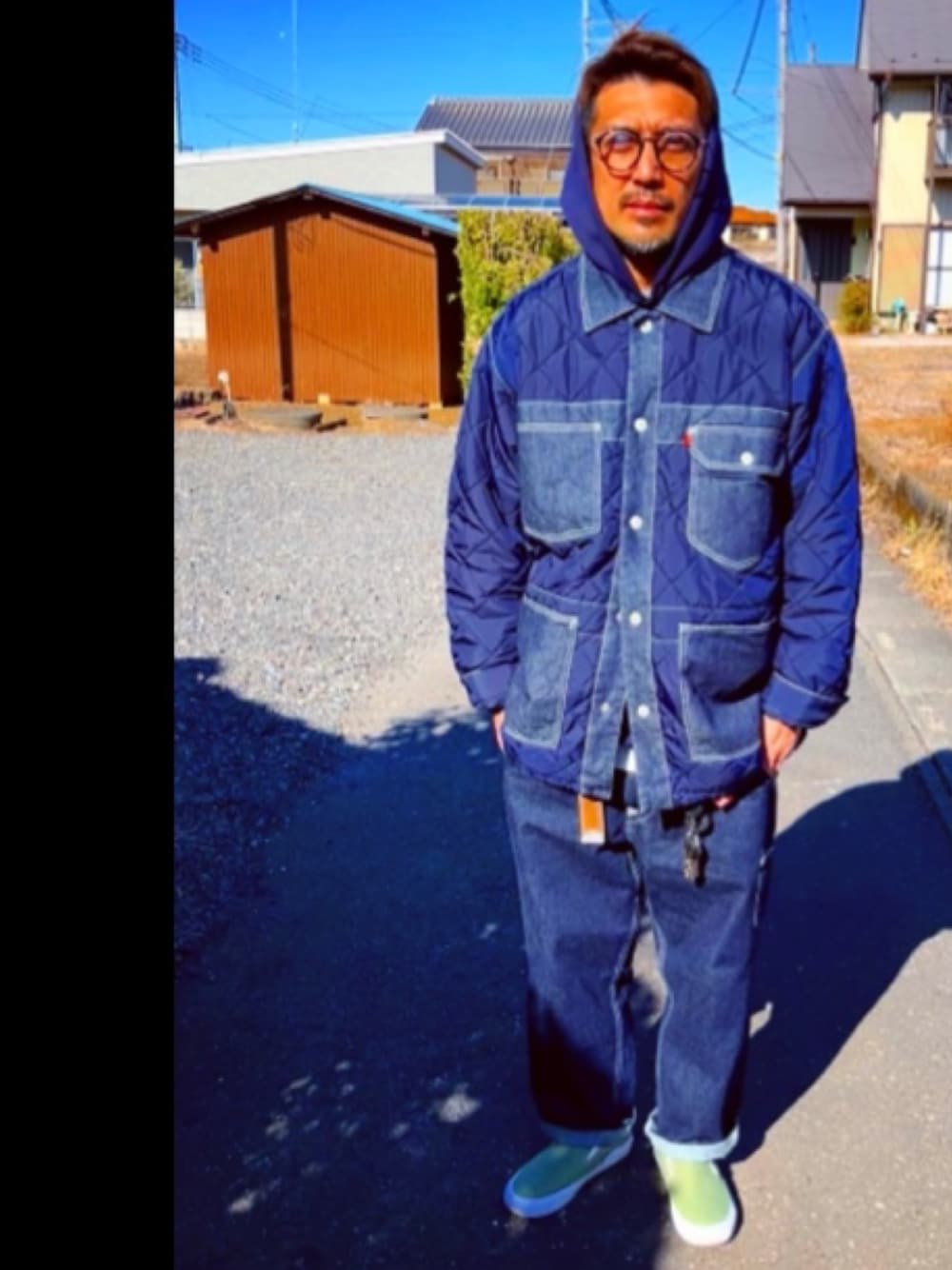 ブルー系のデニムジャケット、ブルー系のパーカー、ブルー系のデニムパンツを着用したメンズの冬コーディネートの1枚目の写真