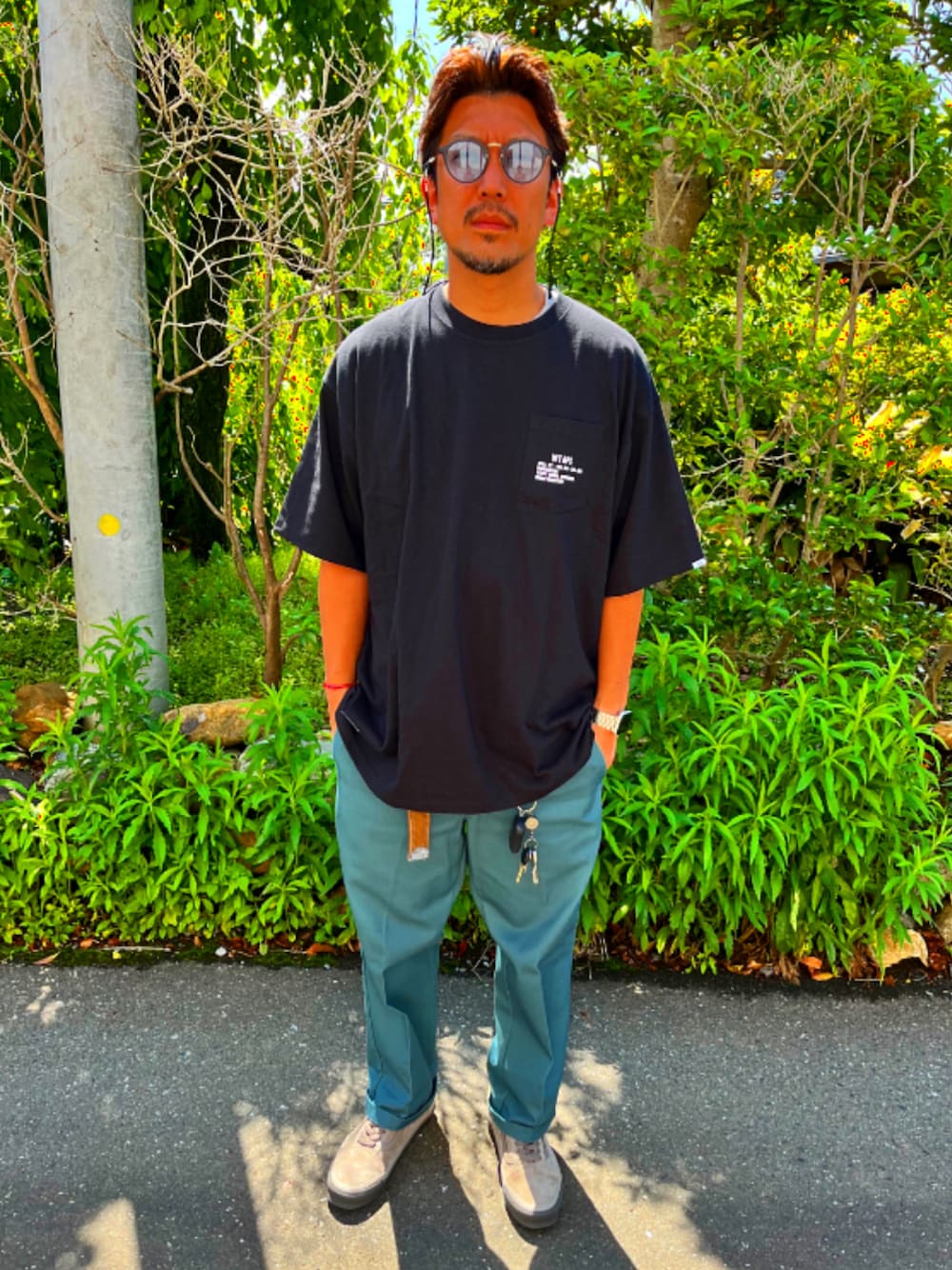「シンプル、お洒落さんとつながりたい、夏コーデ、スニーカー、ストリート、wtaps、VANS、Tシャツ、ブラック、ワークパンツ、ディッキーズ(Dickies)、グリーン、オールドスクール、40代ファッション、夏だ！Tシャツ着よう！」｜「CAMBIOのmko10270-Boston Combination Sunglasses サングラス（サングラス、ブルー系）」を使った、SUNさん（メンズ・175cm）の夏コーディネートの1枚目の写真