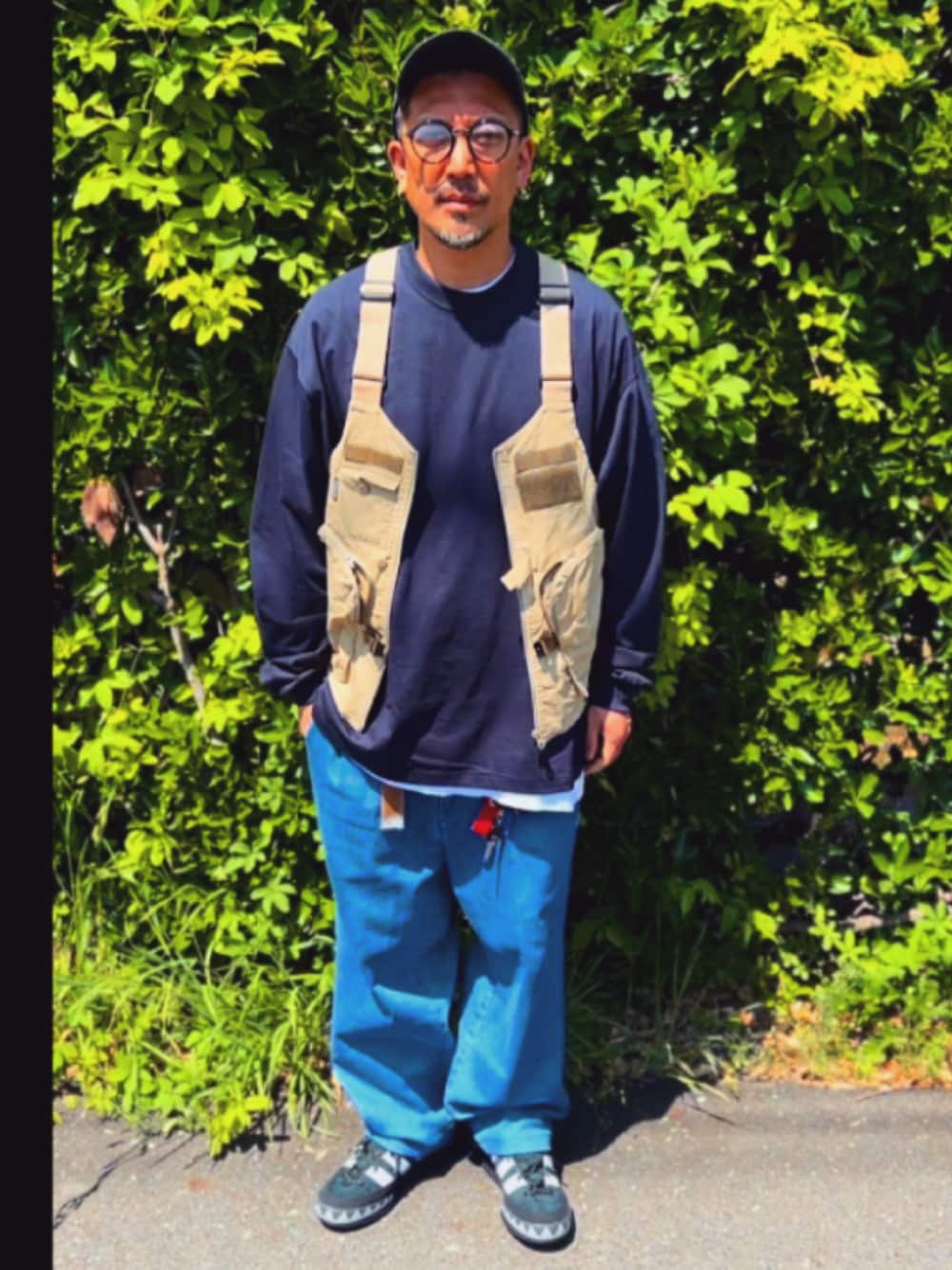 「メンズファッション、ストリートMIX、スニーカー、キャップ、めがね、wtaps、ennoy、ロンT、ネイビー、ワイドデニム、ベスト、adidas、NEIGHBORHOOD、supreme、40代ファッション」｜「POLO RALPH LAURENのポロ ラルフローレン キャップ ストラップバック POLO Ralph Lauren（キャップ、ブラック系）」を使った、SUNさん（メンズ・175cm）の春コーディネートの1枚目の写真