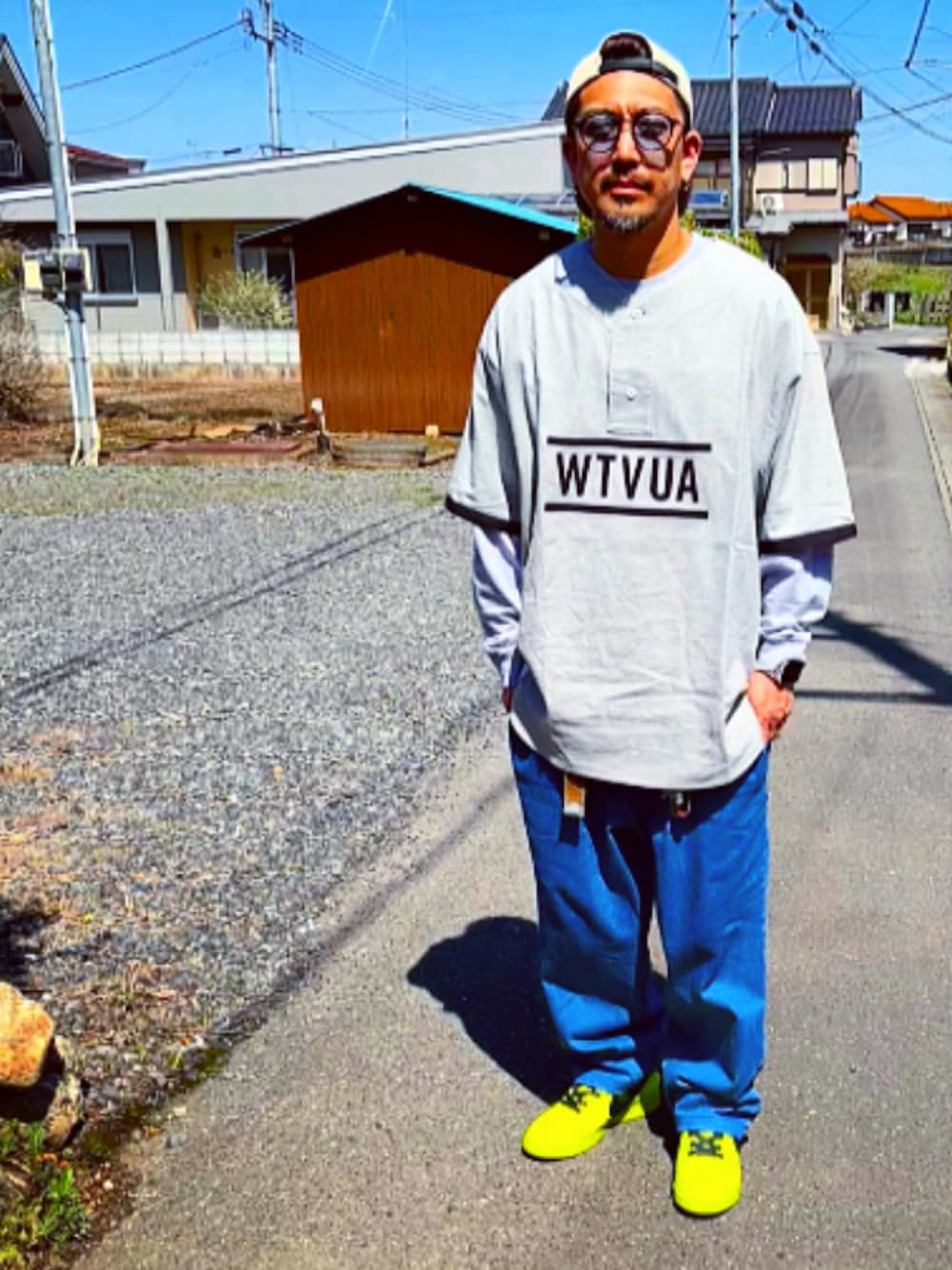 「お出かけコーデ、はるコーデ、wtaps、descendant、スニーカーコーデ、キャップ、おしゃれさんと繋がりたい、40代ファッション、デニム、ワイドパンツ、NIKE、AMBUSH、パパコーデ」｜「WTAPSのアイテム（Tシャツ/カットソー、グレー系）」を使った、SUNさん（メンズ・175cm）の春コーディネートの1枚目の写真