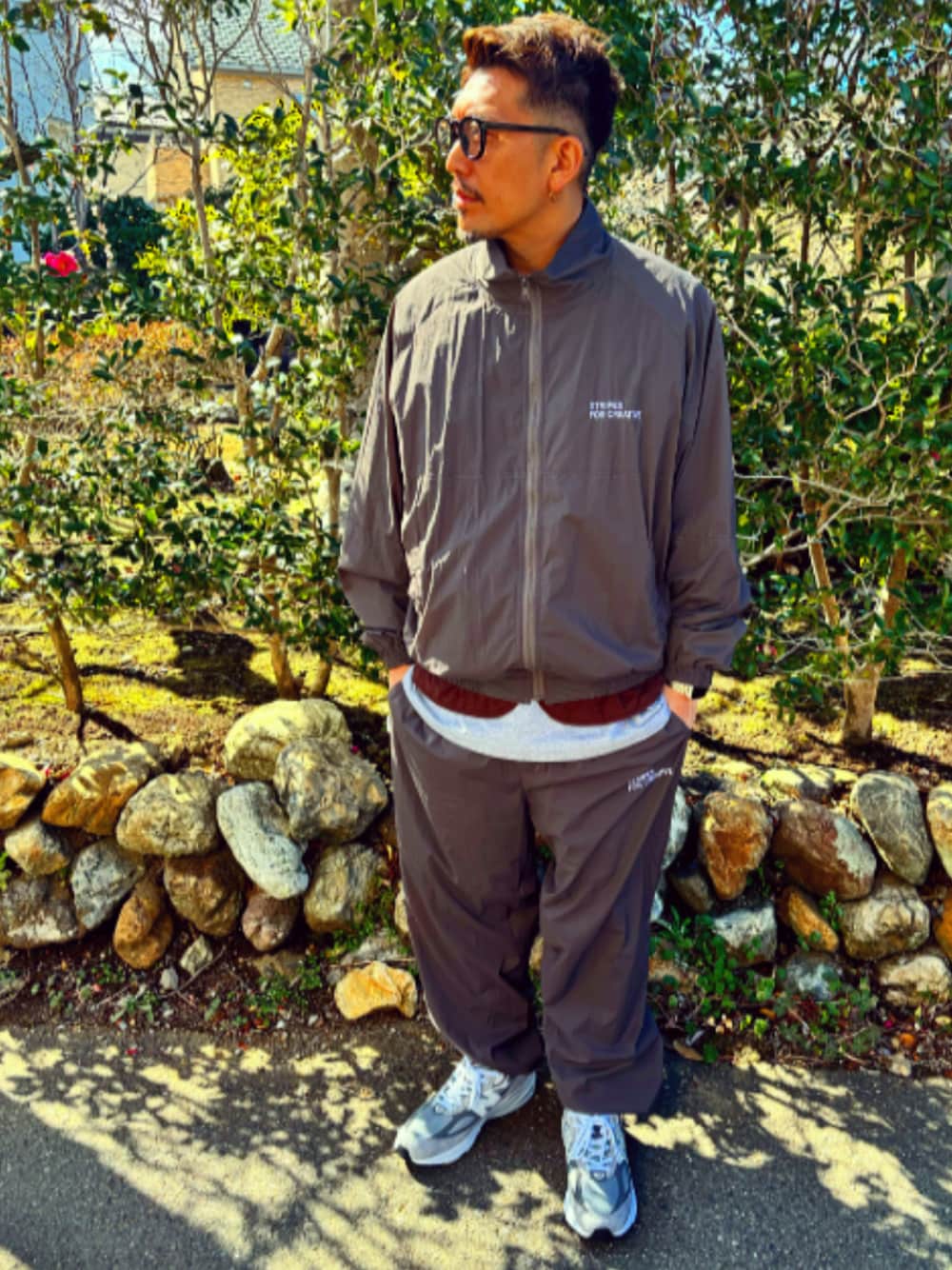 「カジュアルコーデ、春、ナイロンジャケット、セットアップ、SFC、めがね、UNIQLO、GU、ベスト、New Balance、ブラウン、ストリート、スニーカー、パパコーデ、40代ファッション」｜「UNIQLOのアイテム（メガネ、ブラック系）」を使った、SUNさん（メンズ・175cm）の春コーディネートの1枚目の写真