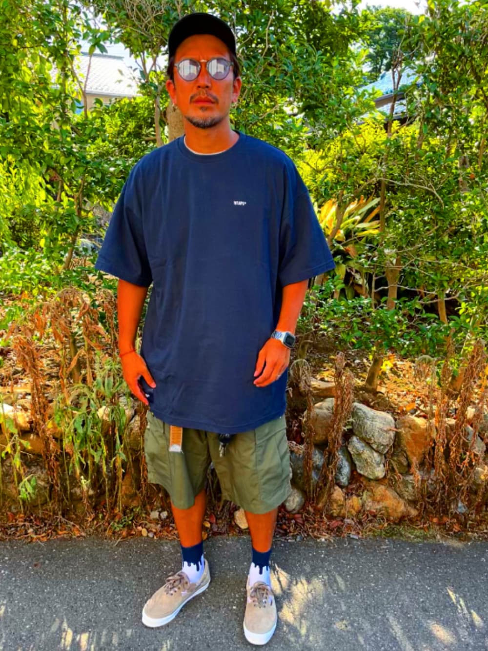 「夏コーデ、Ｔシャツ、ミリタリー、ハーフパンツ、カーゴパンツ、wtaps、お洒落さんとつながりたい、スニーカー、ストリート、supreme、VANS、キャップ、ネイビー、アラフォー、40代ファッション」｜「WTAPSのアイテム（キャップ、ブラック系）」を使った、SUNさん（メンズ・175cm）の夏コーディネートの1枚目の写真