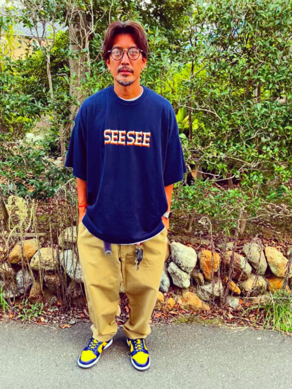 「秋のコーデ、ストリート、シンプルコーデ、ラフ、メガネ男子、SEESEE、Tシャツ、wtaps、NIKE、ダンク、スニーカー、ワイドパンツ、40代ファッション、アラフォー、おしゃれさんと繋がりたい」｜「JINSのJINS Switch Combi (3in1)（メガネ、ブラック系）」を使った、SUNさん（メンズ・175cm）の秋コーディネートの1枚目の写真