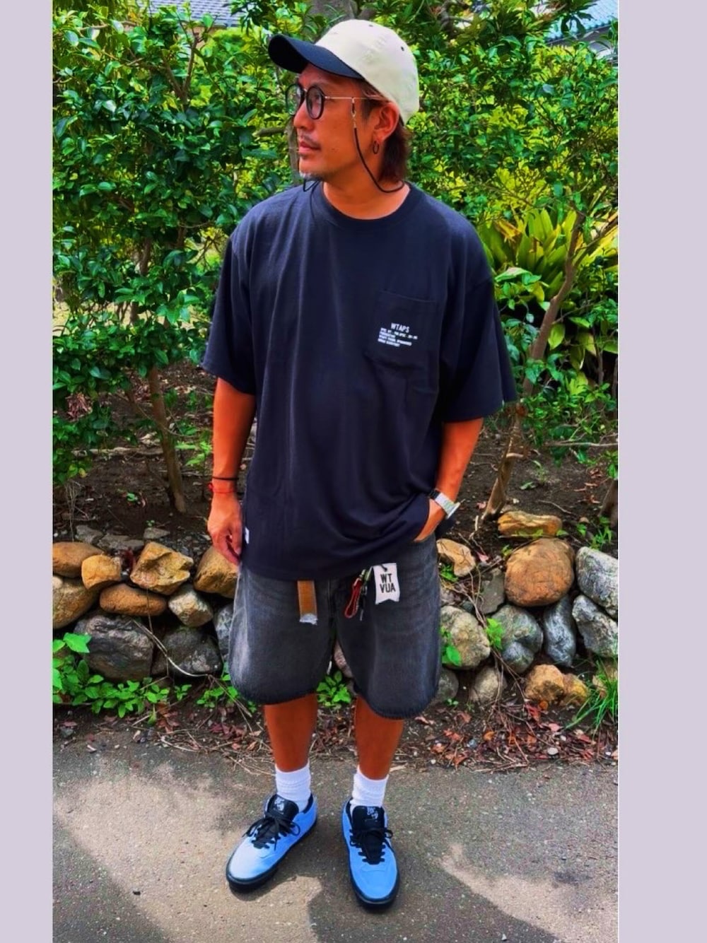 ブラック系のデニムパンツ、ブラック系のTシャツ/カットソー、ブルー系のスニーカーを着用したメンズの秋コーディネートの1枚目の写真
