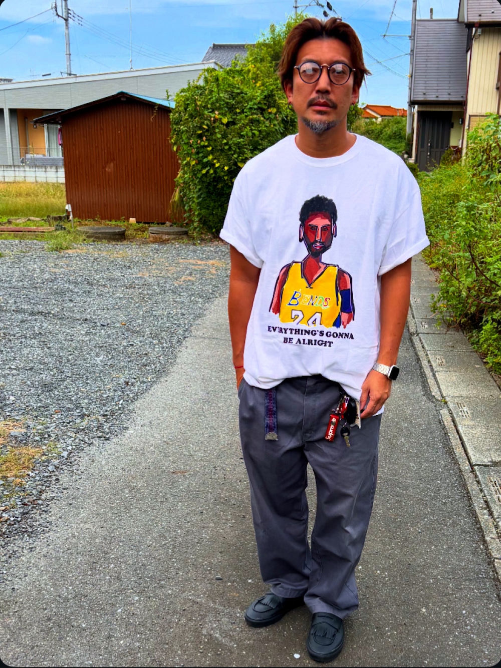 グレー系のチノパンツ、ブラック系のスニーカー、ホワイト系のTシャツ/カットソーを着用したメンズの秋コーディネートの1枚目の写真