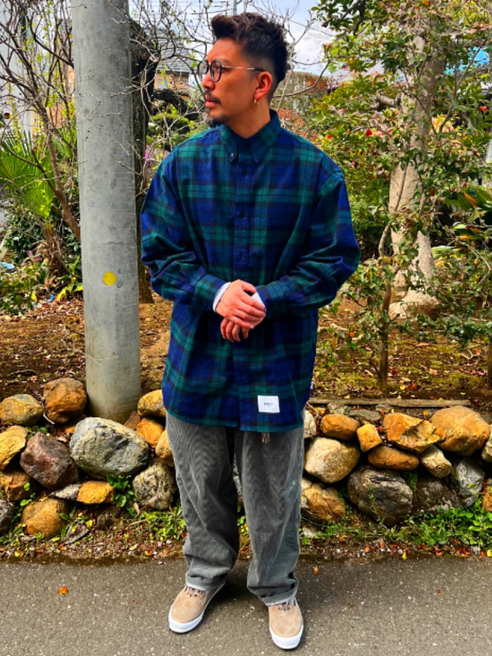 グリーン系のシャツ/ブラウス、グリーン系のその他パンツ、ベージュ系のスニーカーを着用したメンズの春コーディネートの1枚目の写真