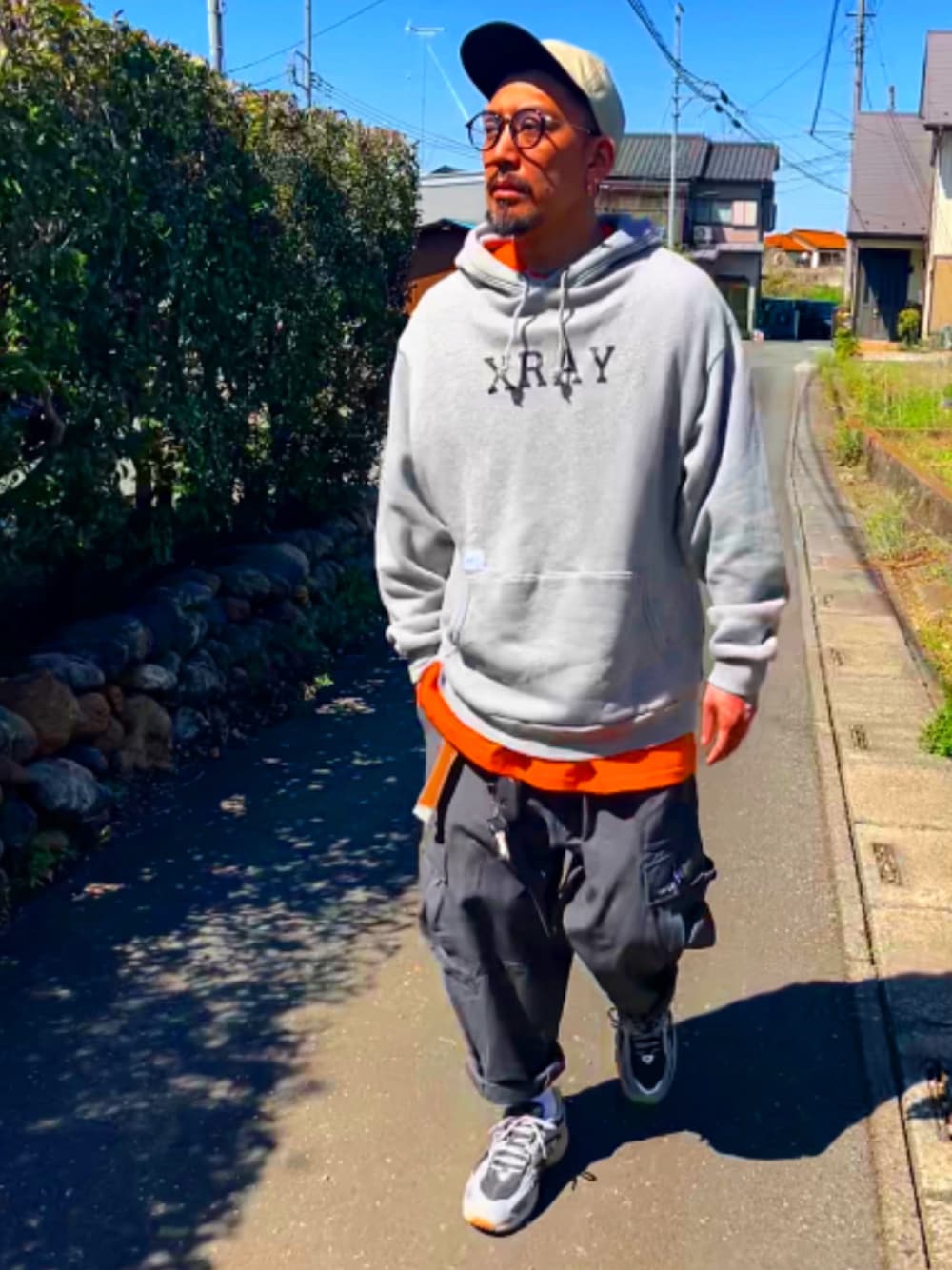 「メンズファッション、おしゃれさんと繋がりたい、春、スニーカー、ストリート、wtaps、ニューバランス、ファミマ靴下、キャップ、40代ファッション、アラフォー、パーカー、ワイドパンツ、カーゴパンツ、ビッグシルエット」｜「WTAPSのアイテム（キャップ、ベージュ系）」を使った、SUNさん（メンズ・175cm）の春コーディネートの1枚目の写真