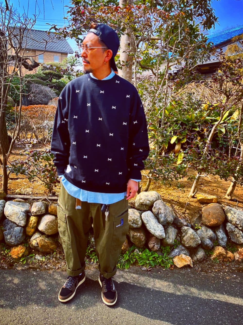 「はるコーデ、wtaps、スウェット、総柄、ブラック、キャップ、カーゴパンツ、ワイドパンツ、ミリタリー、スニーカー、ストリート、スニーカーコーデ、パパコーデ、40代ファッション、お洒落さんとつながりたい」｜「WTAPSのアイテム（キャップ、ブラック系）」を使った、SUNさん（メンズ・175cm）の春コーディネートの1枚目の写真