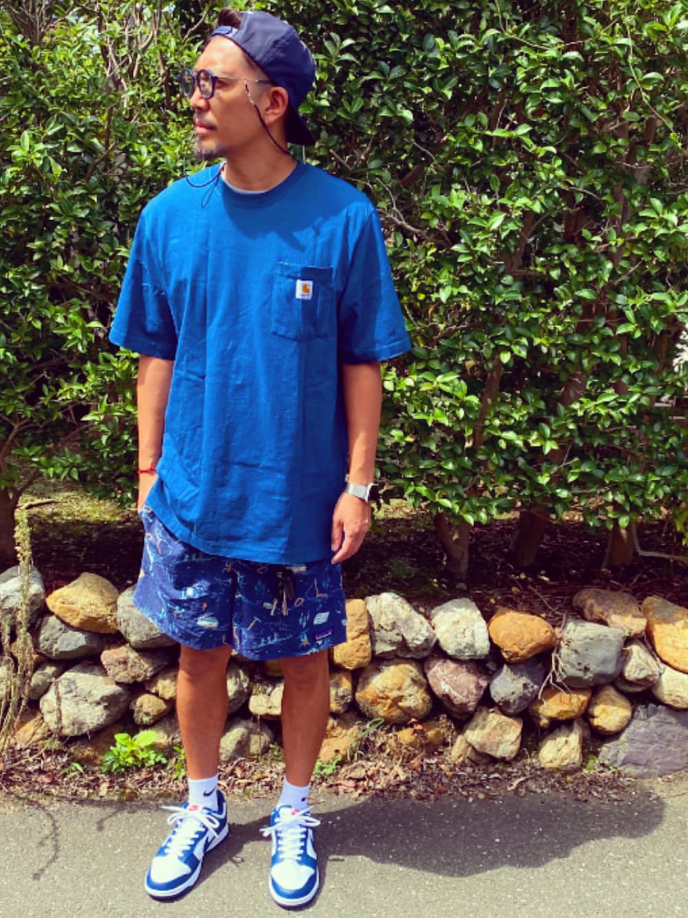 ブルー系のTシャツ/カットソー、ブルー系のその他パンツ、ブルー系のスニーカーを着用したメンズの秋コーディネートの1枚目の写真