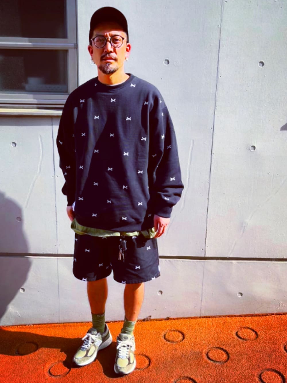 「おしゃれさんと繋がりたい、キャップ、ストリート、黒、セットアップ、wtaps、supreme、40代ファッション、アラフォー、ショートパンツ、スニーカー、スニーカー好きと繋がりたい、アースカラー、スウェット、New Balance」｜「WTAPSのアイテム（キャップ、ブラック系）」を使った、SUNさん（メンズ・175cm）の春コーディネートの1枚目の写真