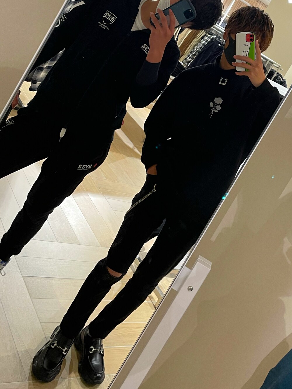 「ADRER、G.O.C、SVEC、SPINNS、アドラー、シュベック(SVEC)、バラ柄、秋コーデ」｜「ADRERの【ADRER】metal charm long high neck top/メタルチャームロングハイネックトップ（Tシャツ/カットソー、ブラック系）」を使った、ハイライトかしはらさん（メンズ・170cm）の秋コーディネートの1枚目の写真