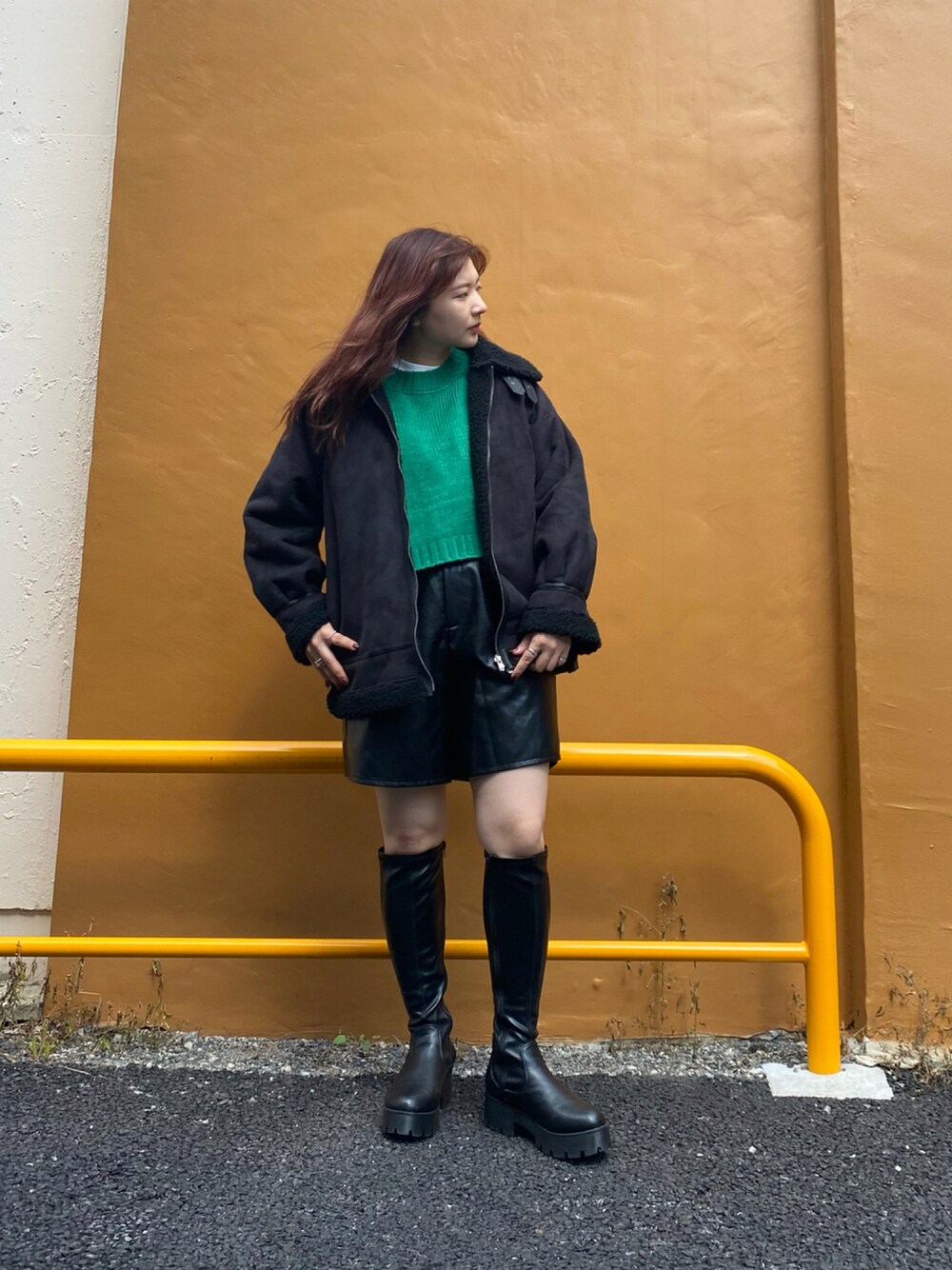 「だから秋服が好き、アウター、オトナカジュアル、オトナ女子、秋服、ボリューム袖、カジュアル、ニット、カラーニット、ロングブーツ、ブラック、秋トレンド2021、グリーン」｜「SPINNSのビビットカラーショート丈ニット（ニット/セーター、グリーン系）」を使った、てちさん（レディース・152cm）の秋コーディネートの1枚目の写真