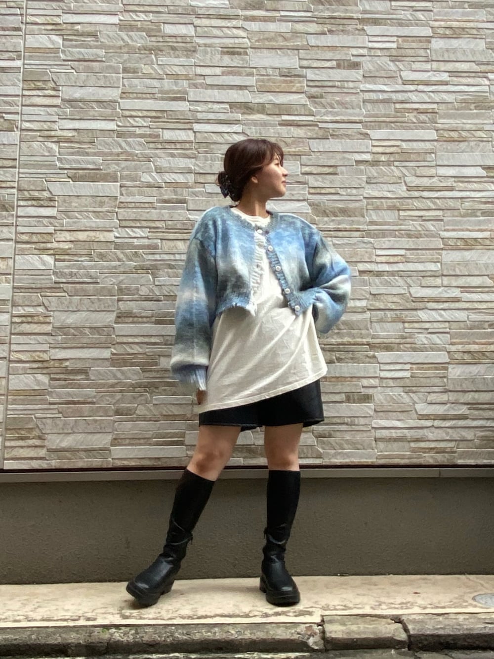 「ロングブーツ、大人カジュアル、だから秋服が好き、秋トレンド2021、ショート丈、ニット、カーディガン、レイヤードスタイル、秋服準備はじめました、プチプラ、着回しコーデ、ボリューム袖」｜「GUのアイテム（ブーツ、ブラック系）」を使った、てちさん（レディース・152cm）の秋コーディネートの1枚目の写真