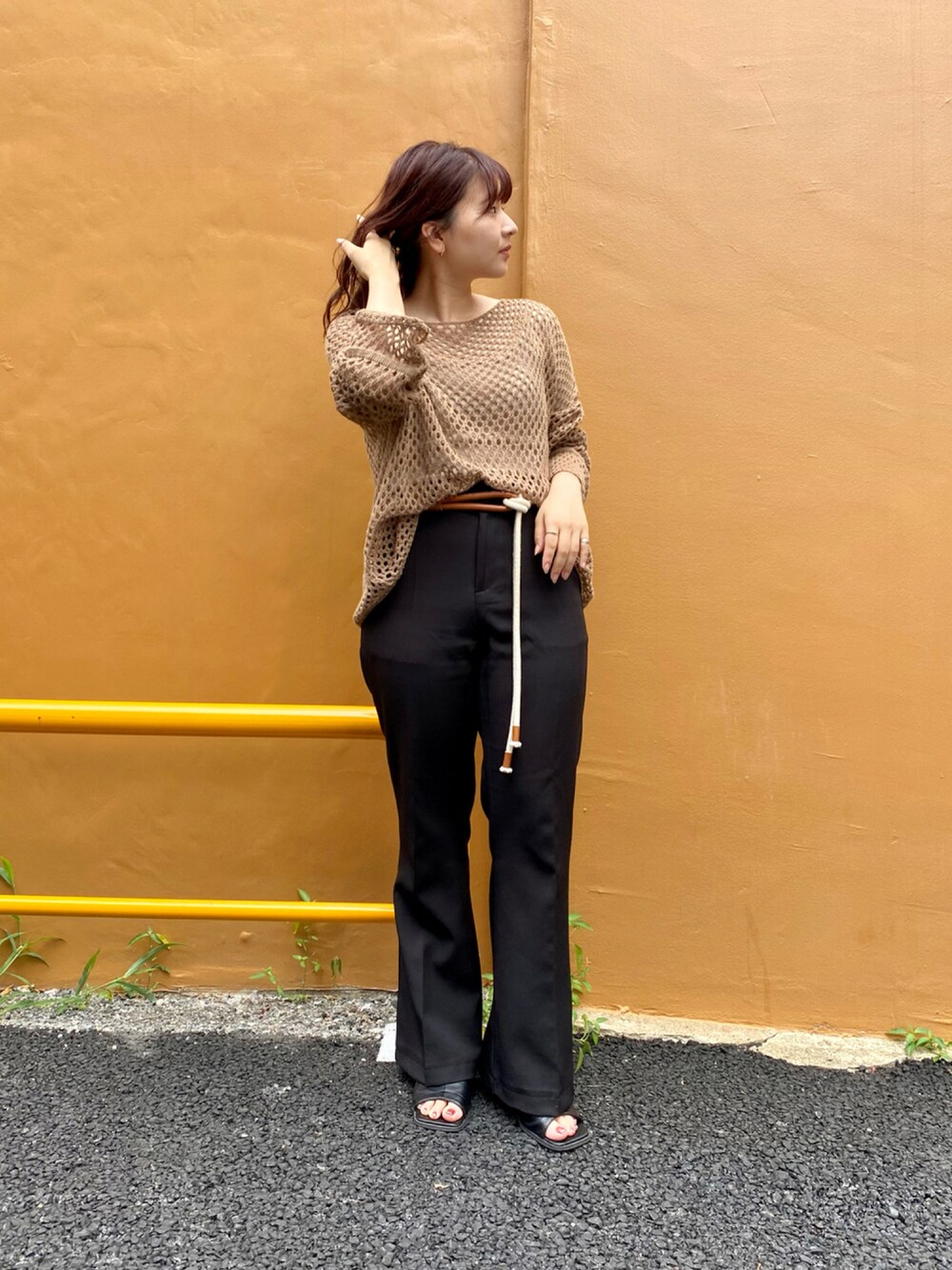 「休日スタイル、プチプラ、ニット、フレアパンツ」｜「SPINNSの美脚センタープレスカラーフレアスラックスパンツ（スラックス、ブラック系）」を使った、てちさん（レディース・152cm）の夏コーディネートの1枚目の写真