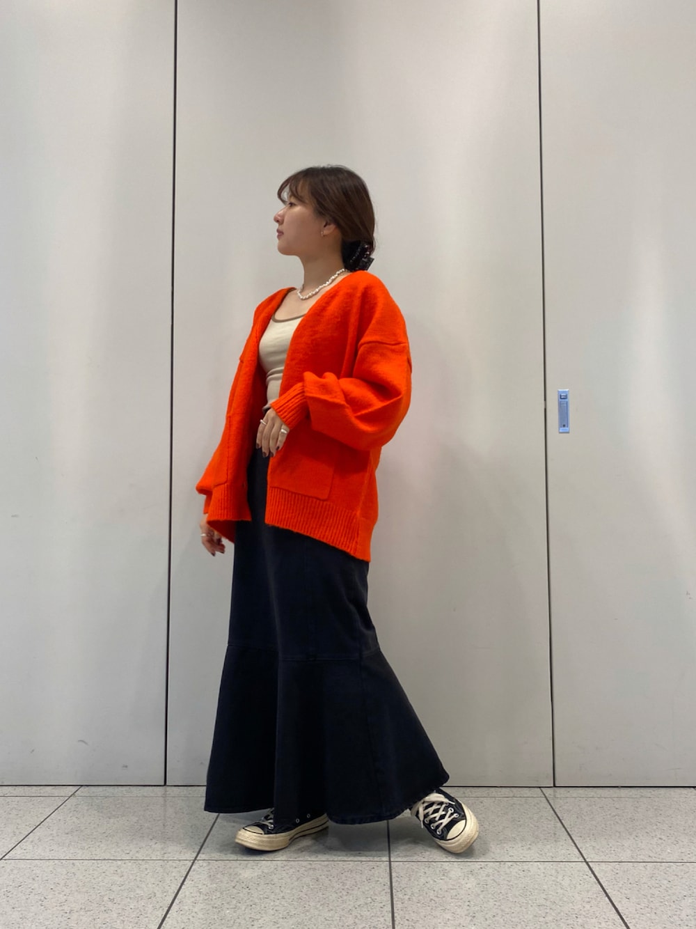 「オトナカジュアル、オトナ女子、だから秋服が好き、カーディガン、ニット、マーメイドスカート、ボリューム袖、コンバース、秋服準備はじめました、オレンジ、ビビットカラー、秋服」｜「SPINNSのモヘアライク ルーズカーディガン（カーディガン/ボレロ、オレンジ系）」を使った、てちさん（レディース・152cm）の秋コーディネートの1枚目の写真