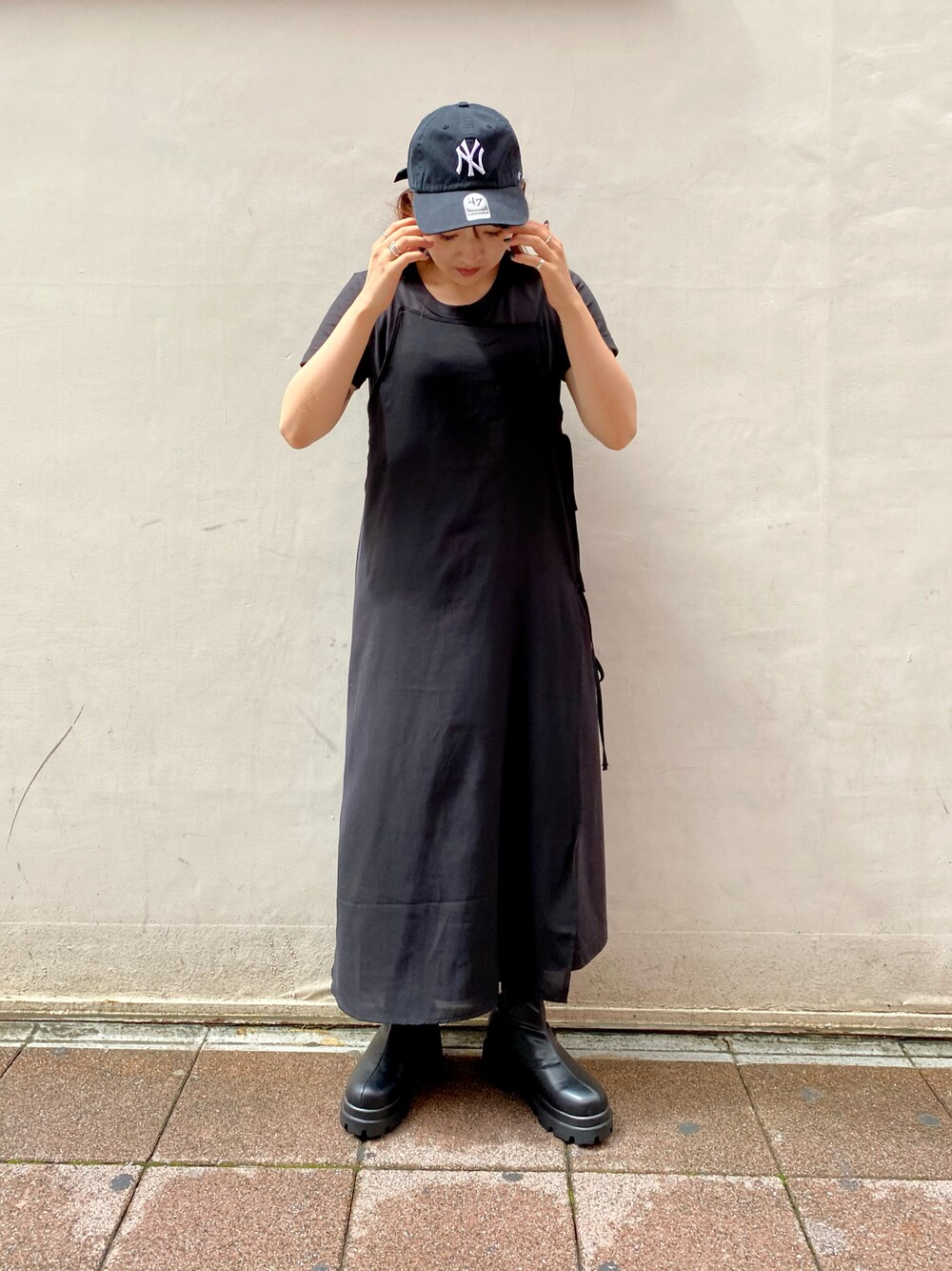 「ブラックコーデ、ストレッチブーツ、サイドゴアブーツ、キャップ、ニューエラ、UNIQLO」｜「NEW ERAの【NEW ERA / ニューエラ】べーズボールNYロゴキャップ（キャップ、ブラック系）」を使った、てちさん（レディース・152cm）の夏コーディネートの1枚目の写真