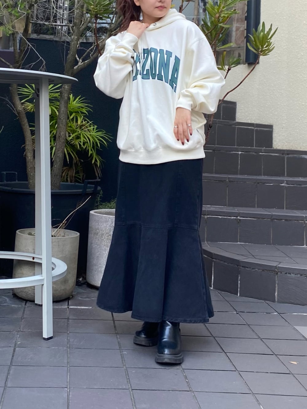 「ビックシルエット、マーメイドスカート」｜「SPINNSのエコレザー  厚底ストレッチミドルブーツ（ブーツ、ブラック系）」を使った、てちさん（レディース・152cm）の秋コーディネートの1枚目の写真