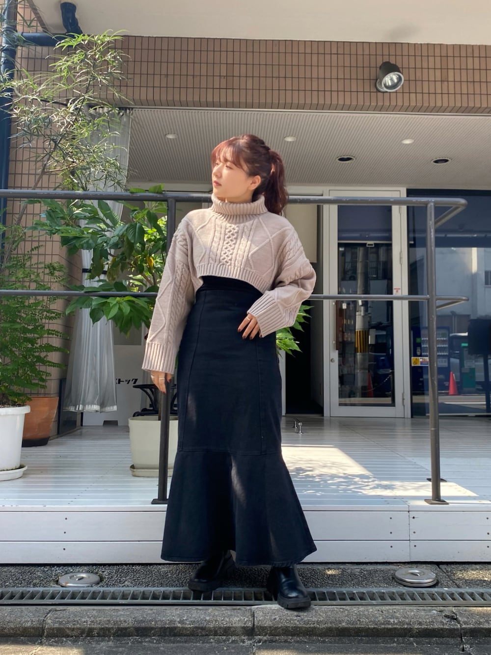 「キャップ、ショート丈、ケーブルニット、ショートブーツ、マーメイドスカート」｜「SPINNSのショート丈 タートルネックニット（ニット/セーター、ベージュ系）」を使った、てちさん（レディース・152cm）の秋コーディネートの1枚目の写真