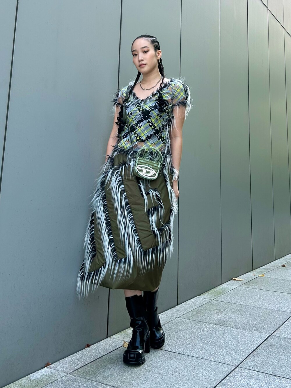 グリーン系のショルダーバッグを着用したメンズの秋コーディネートの1枚目の写真