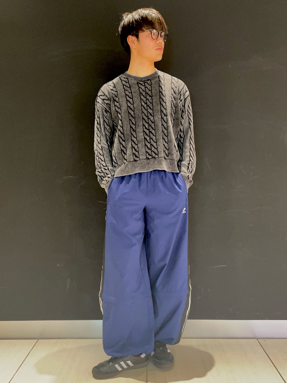 「スニーカー、adidas、ジャージ、アディダス、ワイドパンツ、トラックパンツ、adidas originals、ナイロンパンツ、サンバ、rasant」｜「adidasのRasant カットライン トラックパンツ / アディダスオリジナルス adidas Originals（その他パンツ、ブルー系）」を使った、M.Kさん（メンズ・172cm）の冬コーディネートの1枚目の写真