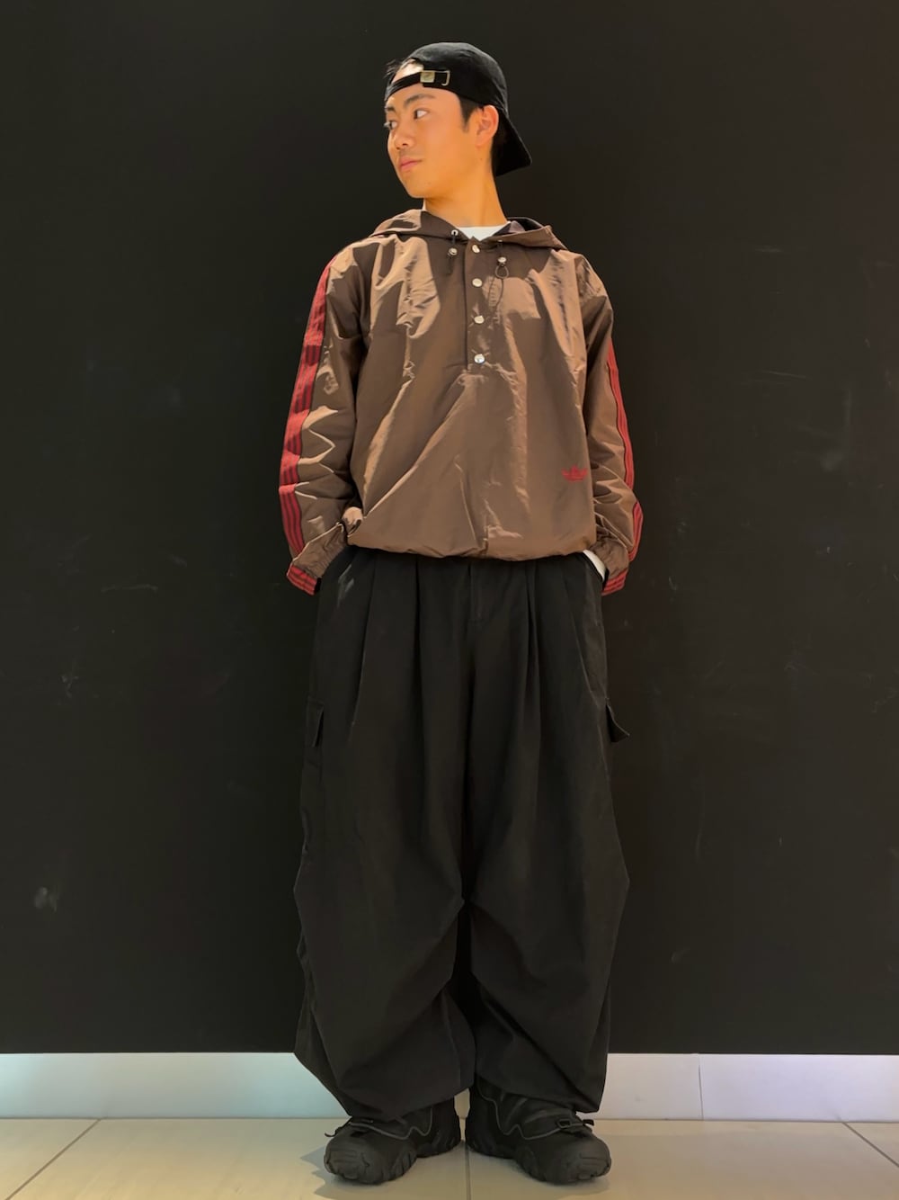 「スニーカー、adidas、アディダス、GORE-TEX、adidas originals、アノラック、アディダスオリジナルス、Wales Bonner、RADLANDER、ウェールズ・ボナー」｜「adidasのウェールズ・ボナー アノラック（ジャケット/アウター、ブラウン系）」を使った、M.Kさん（メンズ・172cm）の秋コーディネートの1枚目の写真