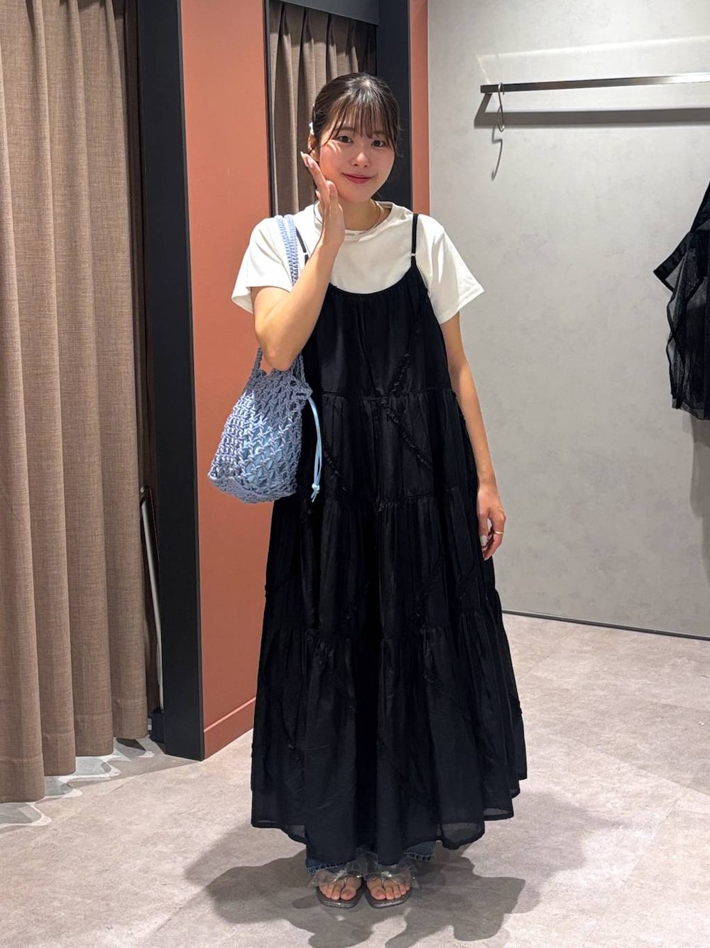 ホワイト系のTシャツ/カットソー、ブルー系のトートバッグ、シルバー系のサンダルを着用したレディースの夏コーディネートの1枚目の写真