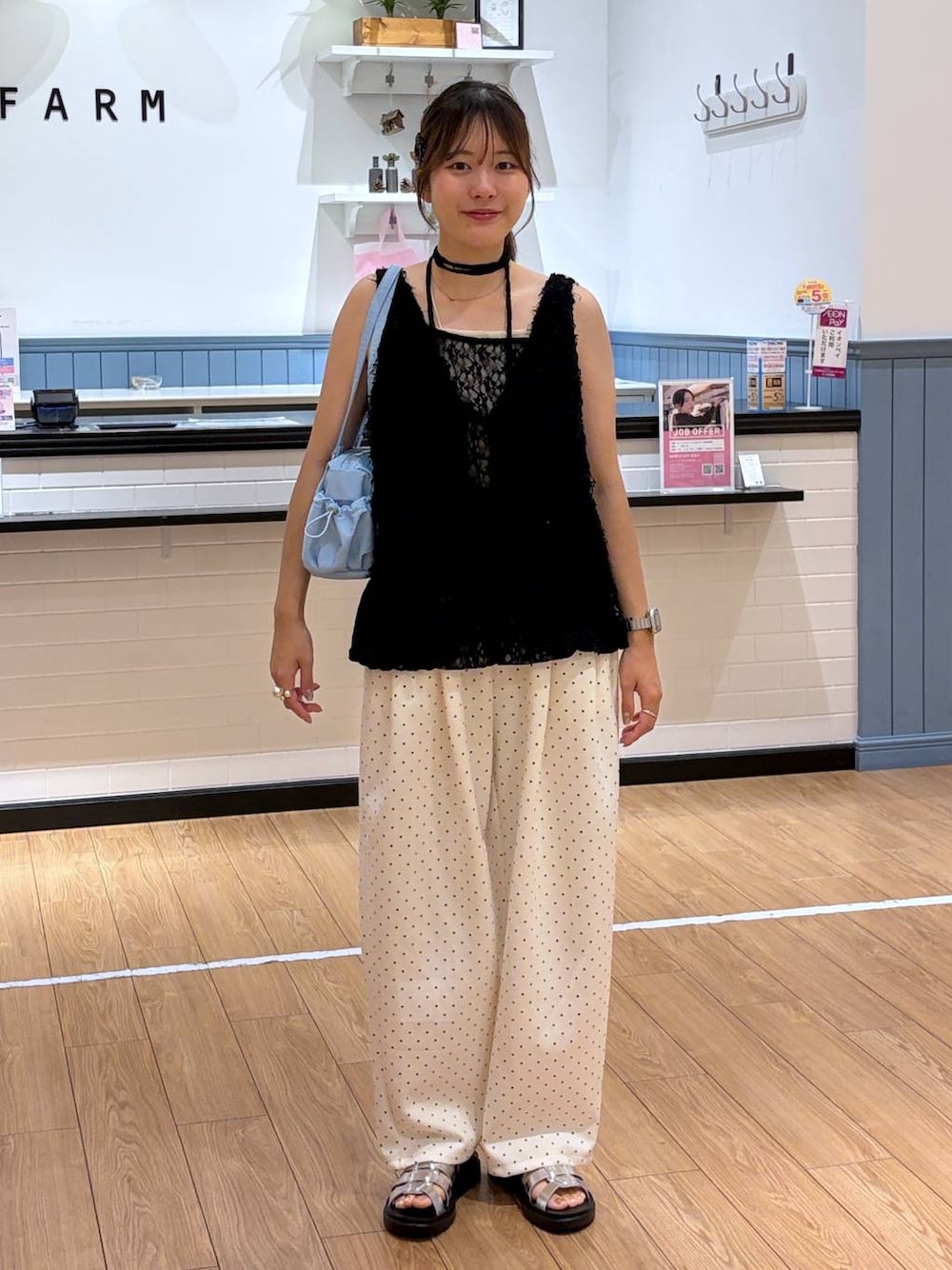 ホワイト系のスウェットパンツ、シルバー系のサンダル、ブラック系のベストを着用したレディースの夏コーディネートの1枚目の写真