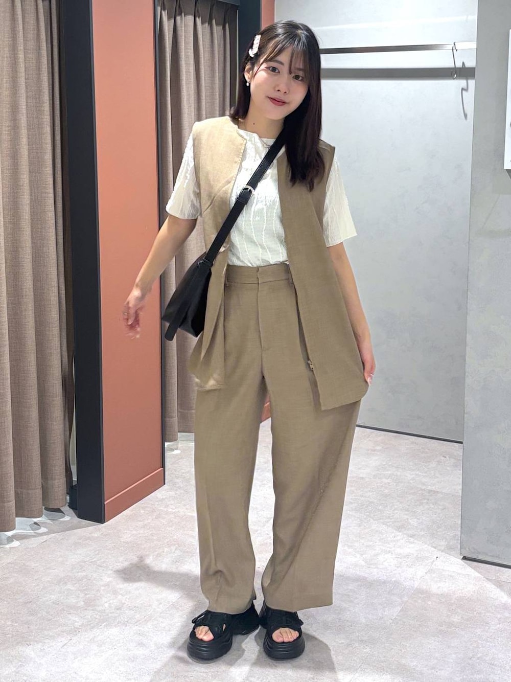 「きれいめ、高見え、カジュアル、ローリーズスタイル_LOWRYS FARM、大人女子カジュアル_LOWRYS FARM、モテ、大人カジュアル」｜「LOWRYS FARMのカンドウフィットスポサン 284000（サンダル、ブラック系）」を使った、futabaさん（レディース・160cm）の春コーディネートの1枚目の写真