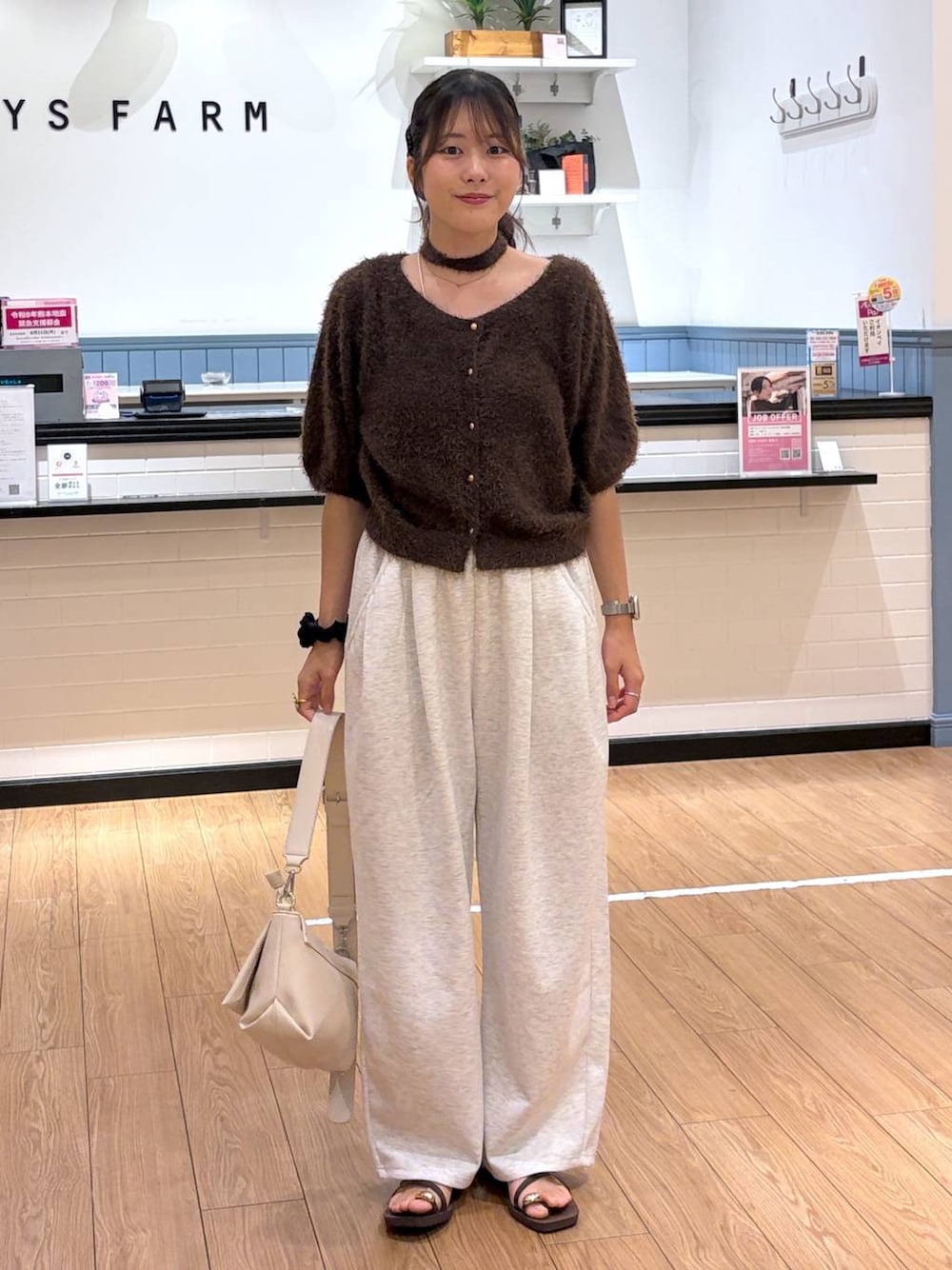ホワイト系のショルダーバッグ、ブラウン系のカーディガン/ボレロ、グレー系のスウェットパンツを着用したレディースの夏コーディネートの1枚目の写真
