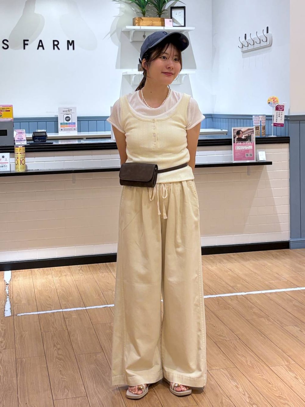 ホワイト系のTシャツ/カットソー、ホワイト系のサンダル、ホワイト系のタンクトップを着用したレディースの夏コーディネートの1枚目の写真