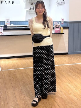 「LOWRYS FARM（ローリーズファーム）のストレッチサテンスカート　 290120（スカート、ブラック系）」を使った、futabaさん（レディース）の春コーディネート