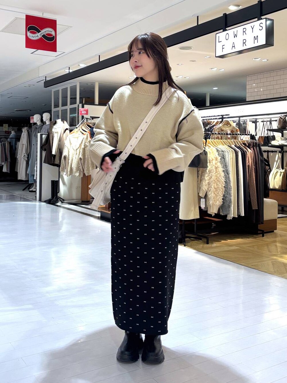 「きれいめ、高見え、カジュアル、ローリーズスタイル_LOWRYS FARM、大人女子カジュアル_LOWRYS FARM、モテ、大人カジュアル」｜「LOWRYS FARMのスポンディッシュタイトスカート 116713（スカート、ブラック系）」を使った、futabaさん（レディース・160cm）の冬コーディネートの1枚目の写真