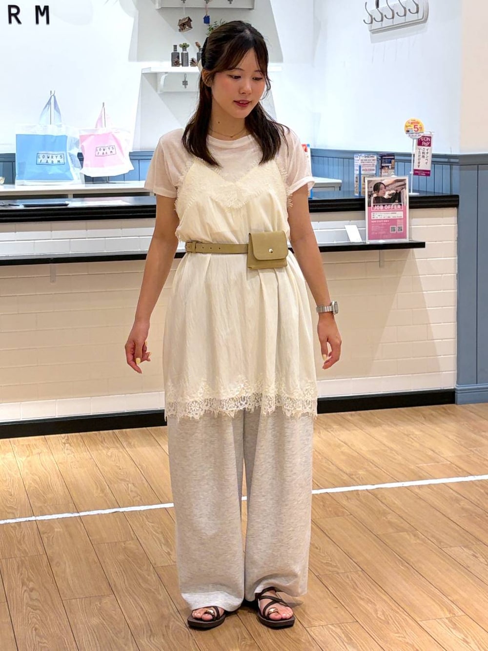 グレー系のスウェットパンツ、ブラック系のサンダル、ホワイト系のTシャツ/カットソーを着用したレディースの夏コーディネートの1枚目の写真
