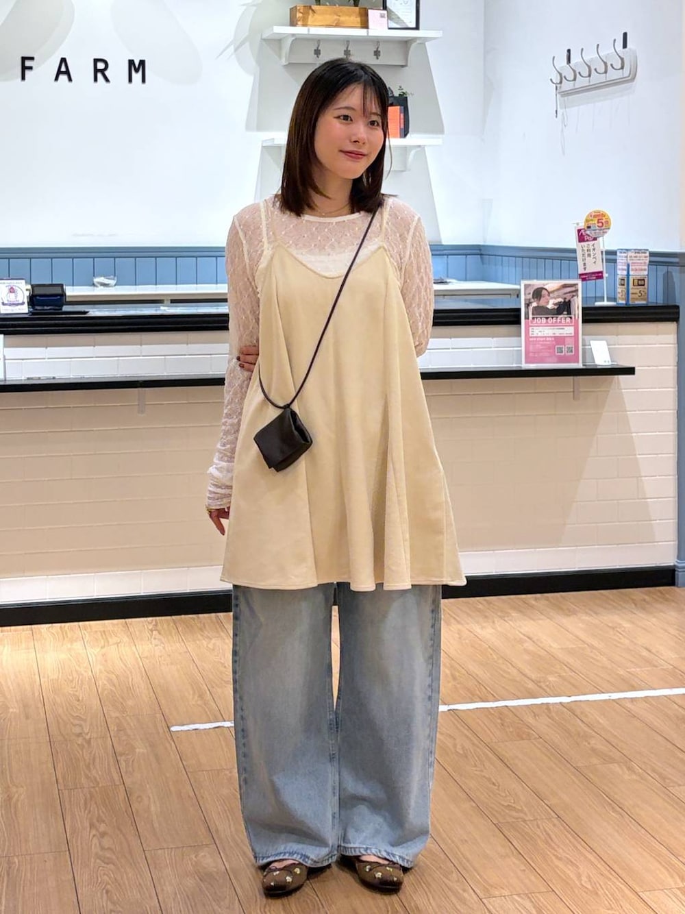 ホワイト系のスカート、ブラウン系のバレエシューズ、ホワイト系のTシャツ/カットソーを着用したレディースの秋コーディネートの1枚目の写真