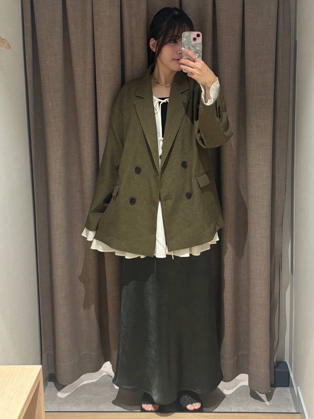 「きれいめ、高見え、カジュアル、ローリーズスタイル_LOWRYS FARM、大人女子カジュアル_LOWRYS FARM、モテ、大人カジュアル」｜「LOWRYS FARMのヨウリュウシャーリングブラウスＬＳ 106514（シャツ/ブラウス、ホワイト系）」を使った、futabaさん（レディース・160cm）の春コーディネートの1枚目の写真