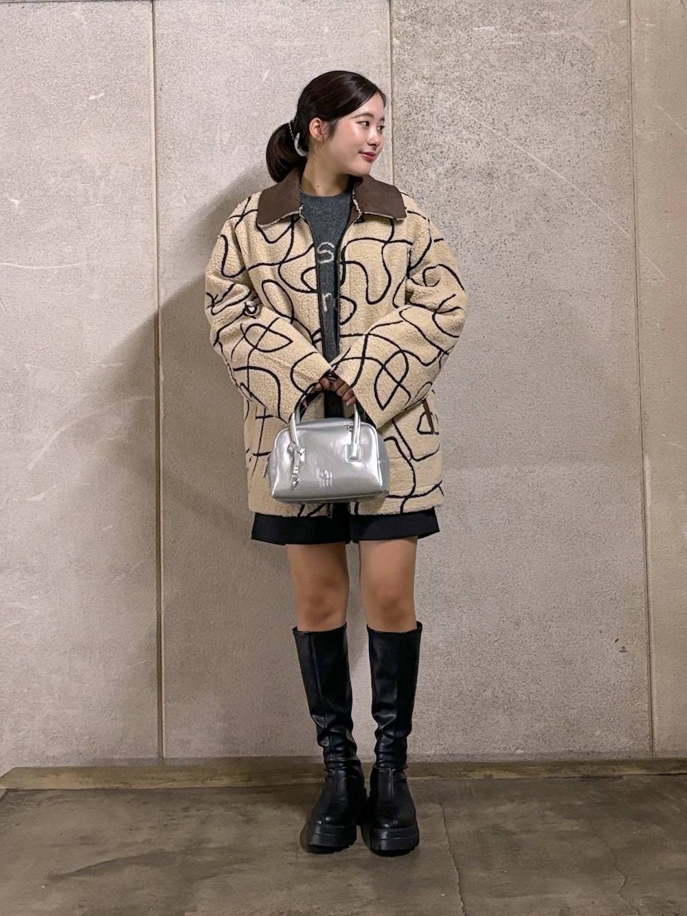 ブラウン系のブルゾン、ブラック系のブーツ、ブラック系のその他パンツを着用したレディースの秋コーディネートの1枚目の写真