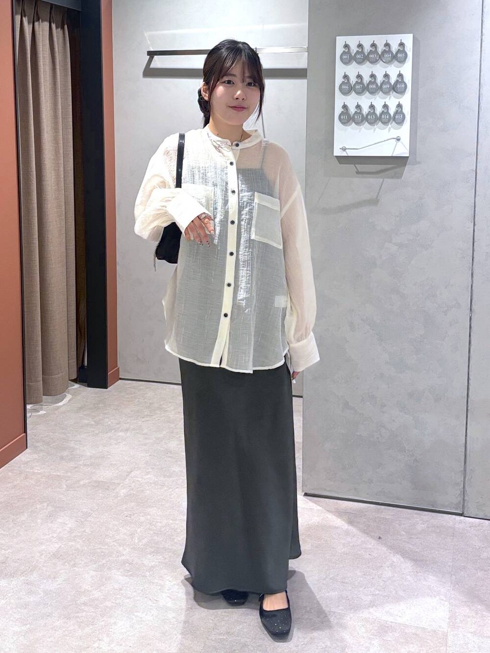 「きれいめ、高見え、カジュアル、ローリーズスタイル_LOWRYS FARM、大人女子カジュアル_LOWRYS FARM、モテ、大人カジュアル」｜「LOWRYS FARMのステンレススライドボールチョーカー 213683（チョーカー、グレー系）」を使った、futabaさん（レディース・160cm）の春コーディネートの1枚目の写真