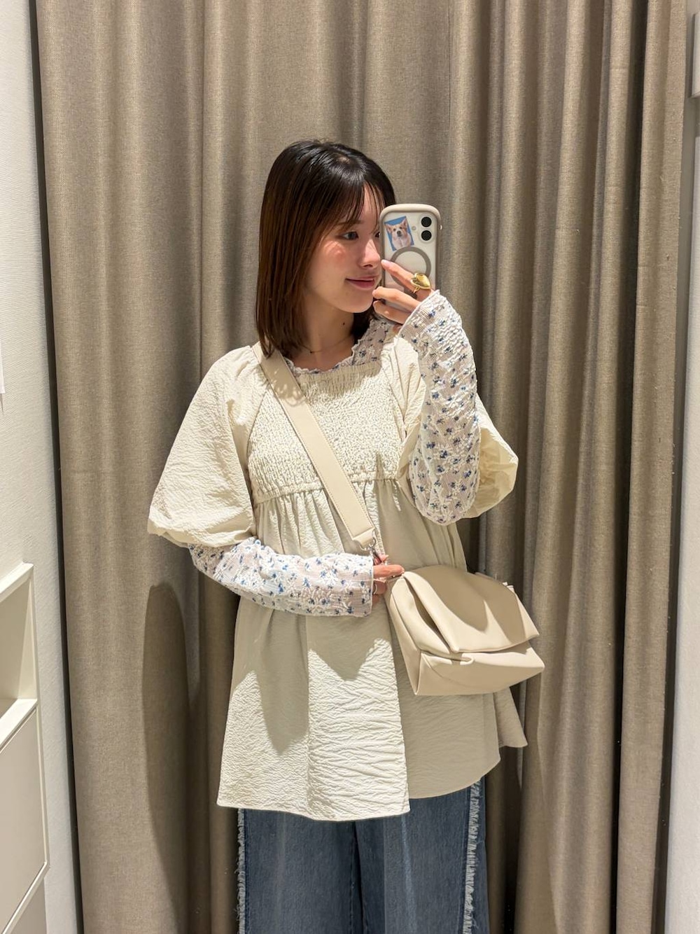 ホワイト系のショルダーバッグ、ホワイト系のTシャツ/カットソー、ブルー系のデニムパンツを着用したレディースの夏コーディネートの1枚目の写真