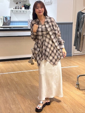 「LOWRYS FARM（ローリーズファーム）のストレッチサテンスカート　 290120（スカート、ホワイト系）」を使った、futabaさん（レディース）の春コーディネート