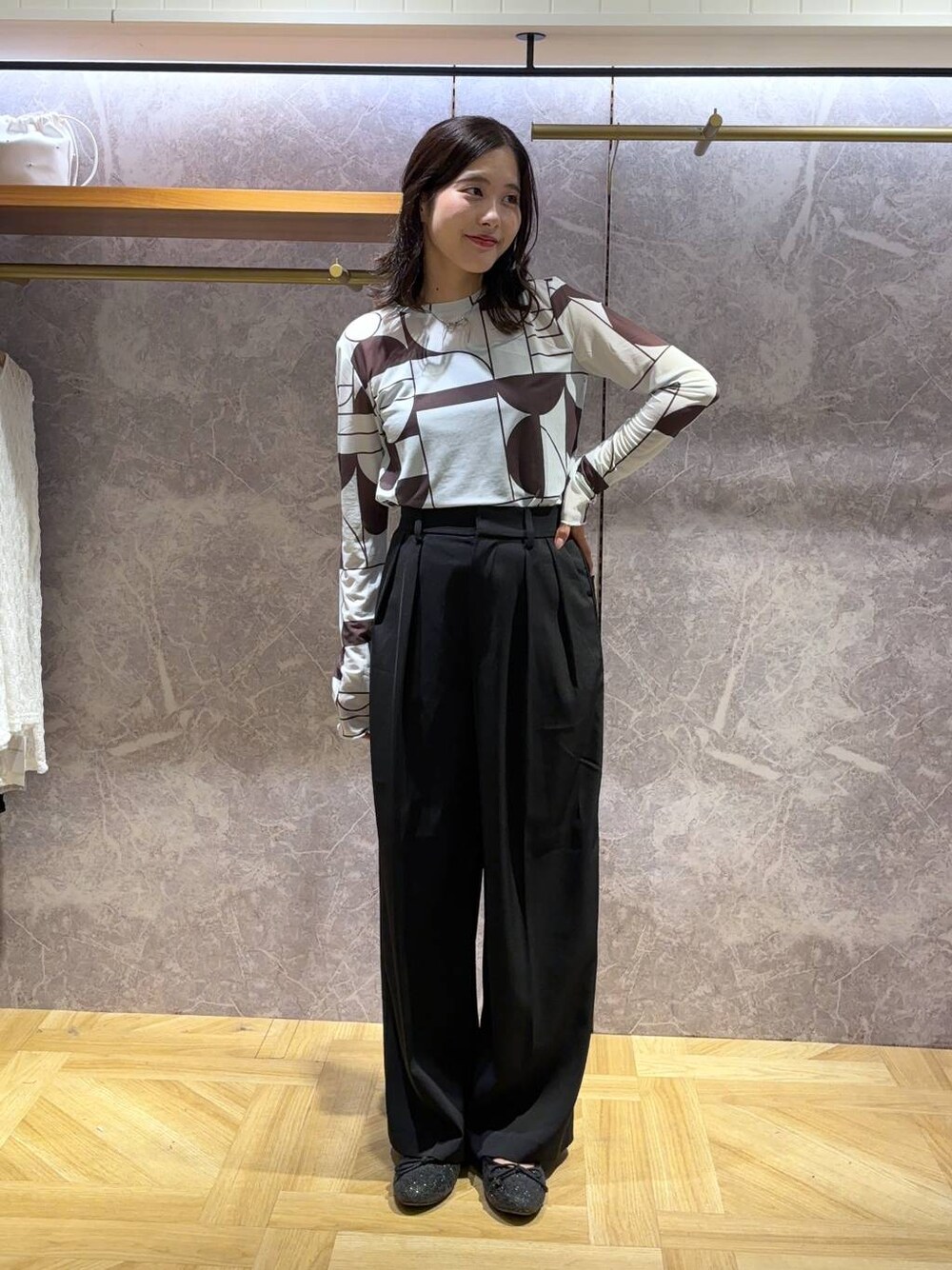 ブラック系のスラックス、ブラック系のTシャツ/カットソー、シルバー系のバレッタ/ヘアクリップを着用したレディースの秋コーディネートの1枚目の写真