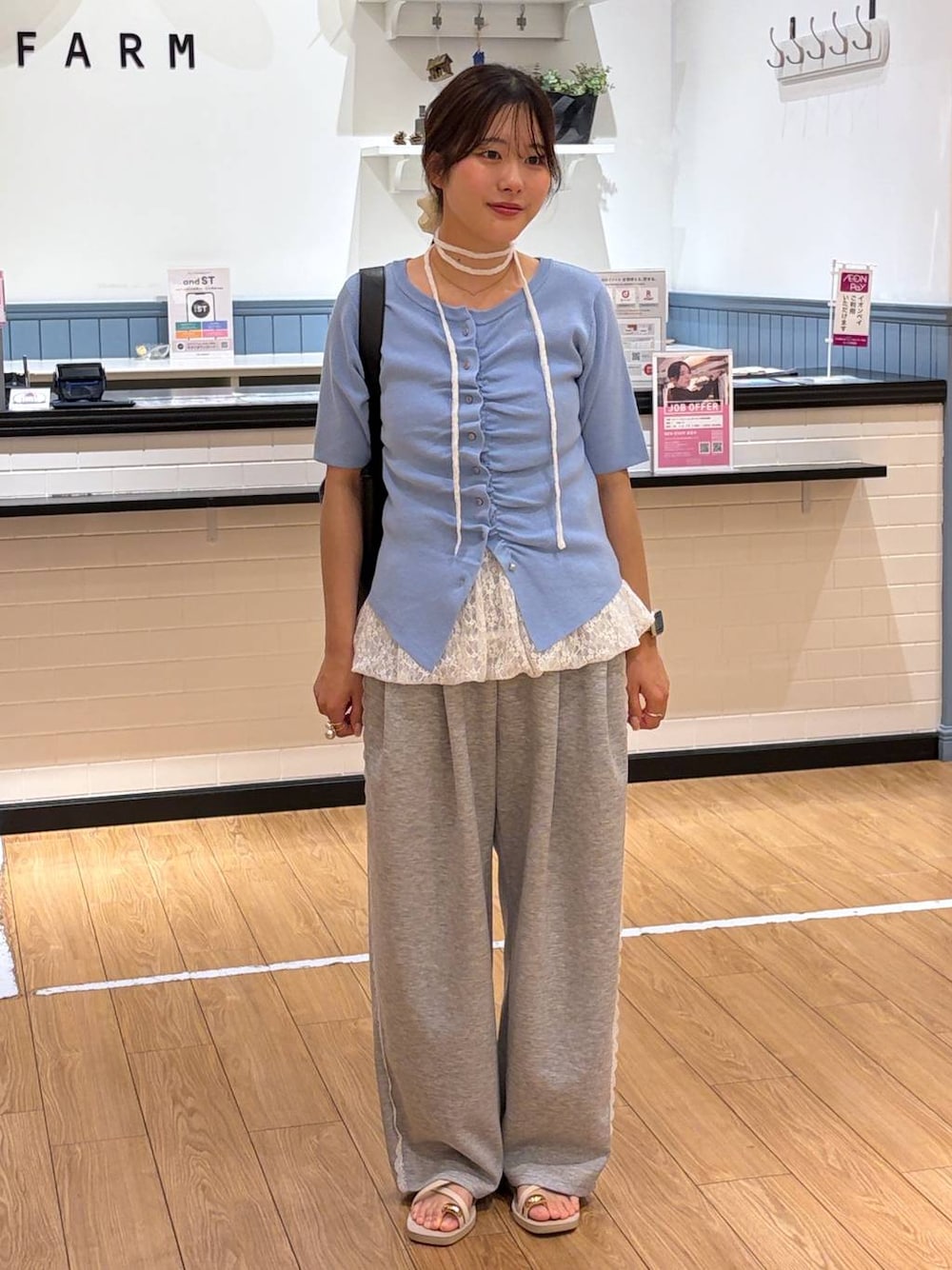 グレー系のスウェットパンツ、ホワイト系のサンダル、ブラック系のトートバッグを着用したレディースの夏コーディネートの1枚目の写真