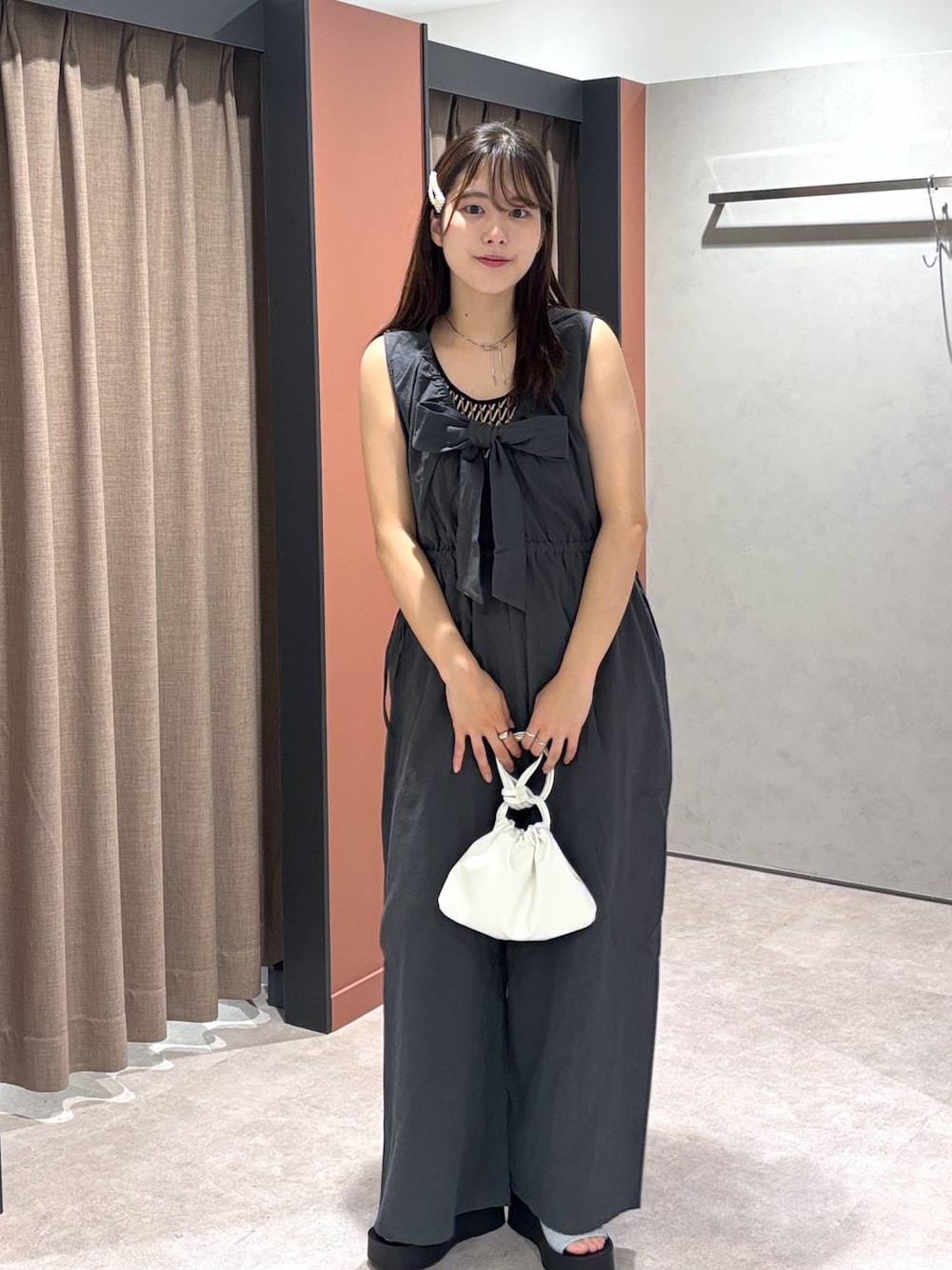 グレー系のサロペット/オーバーオール、シルバー系のサンダル、ホワイト系のショルダーバッグを着用したレディースの春コーディネートの1枚目の写真