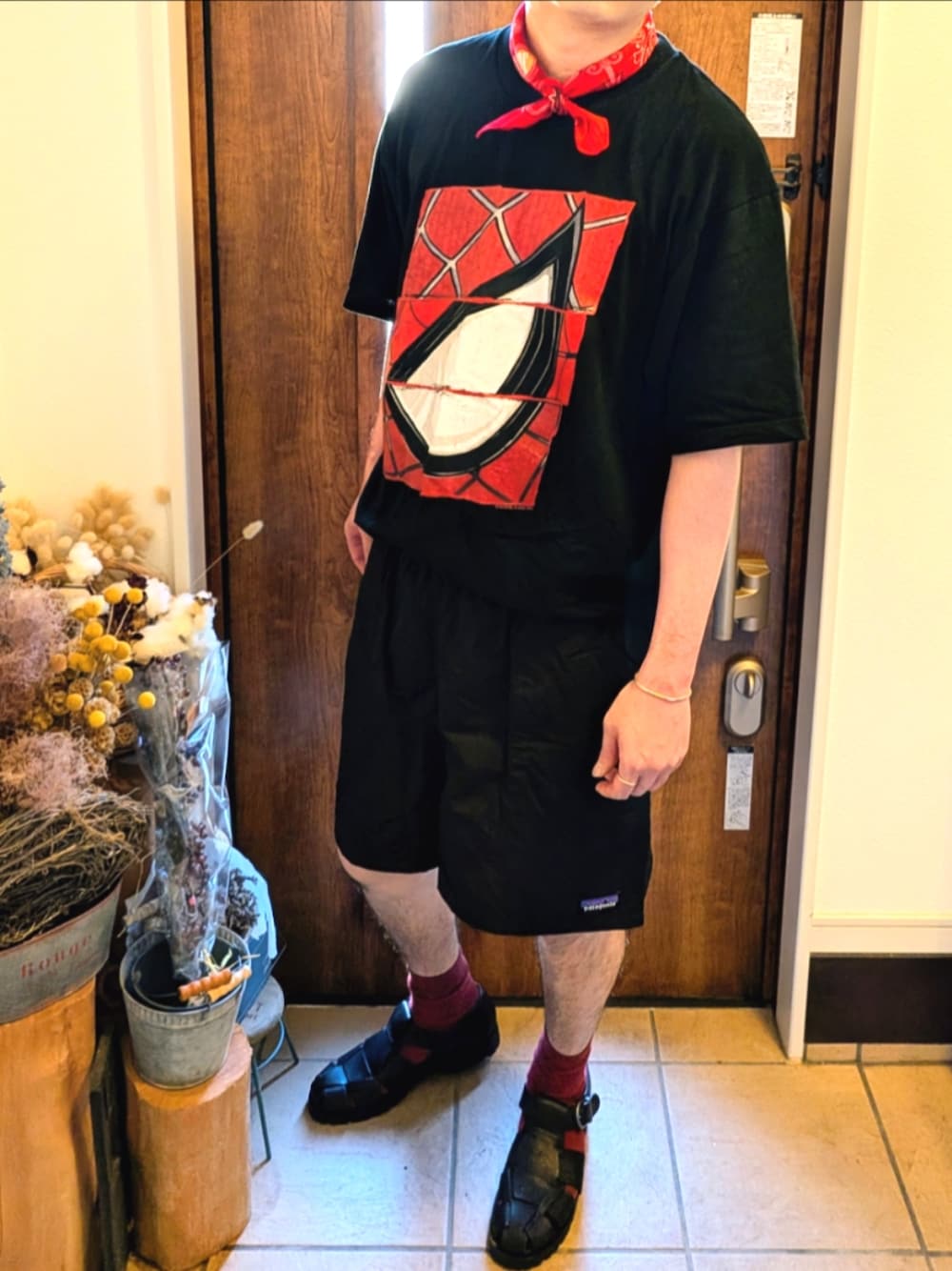 ブラック系のTシャツ/カットソー、ブラック系のその他パンツ、ブラック系のサンダルを着用したメンズの秋コーディネートの1枚目の写真