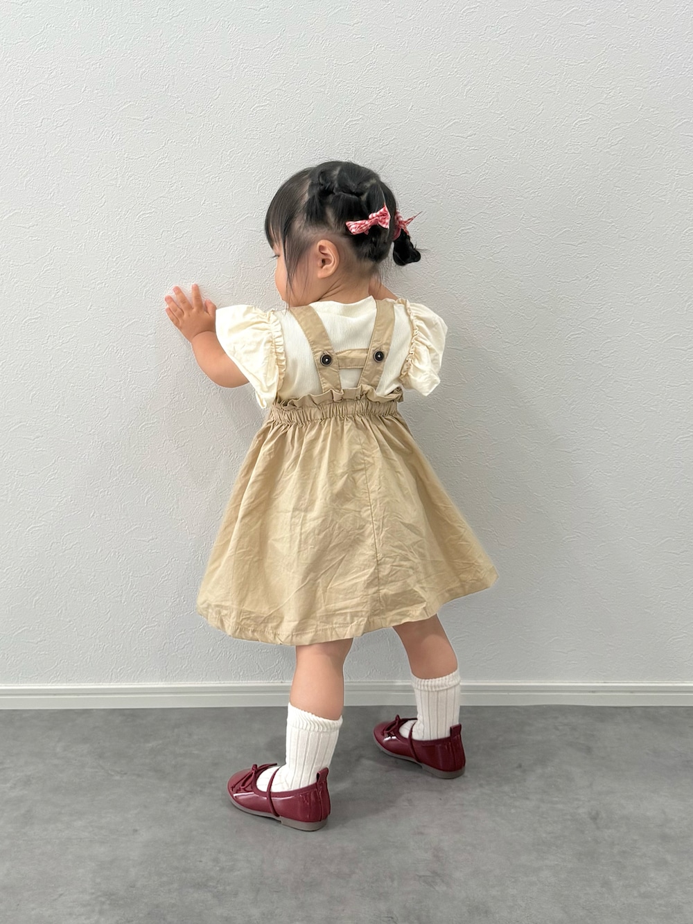 ベージュ系のワンピース/ドレスを着用したキッズの秋コーディネートの1枚目の写真