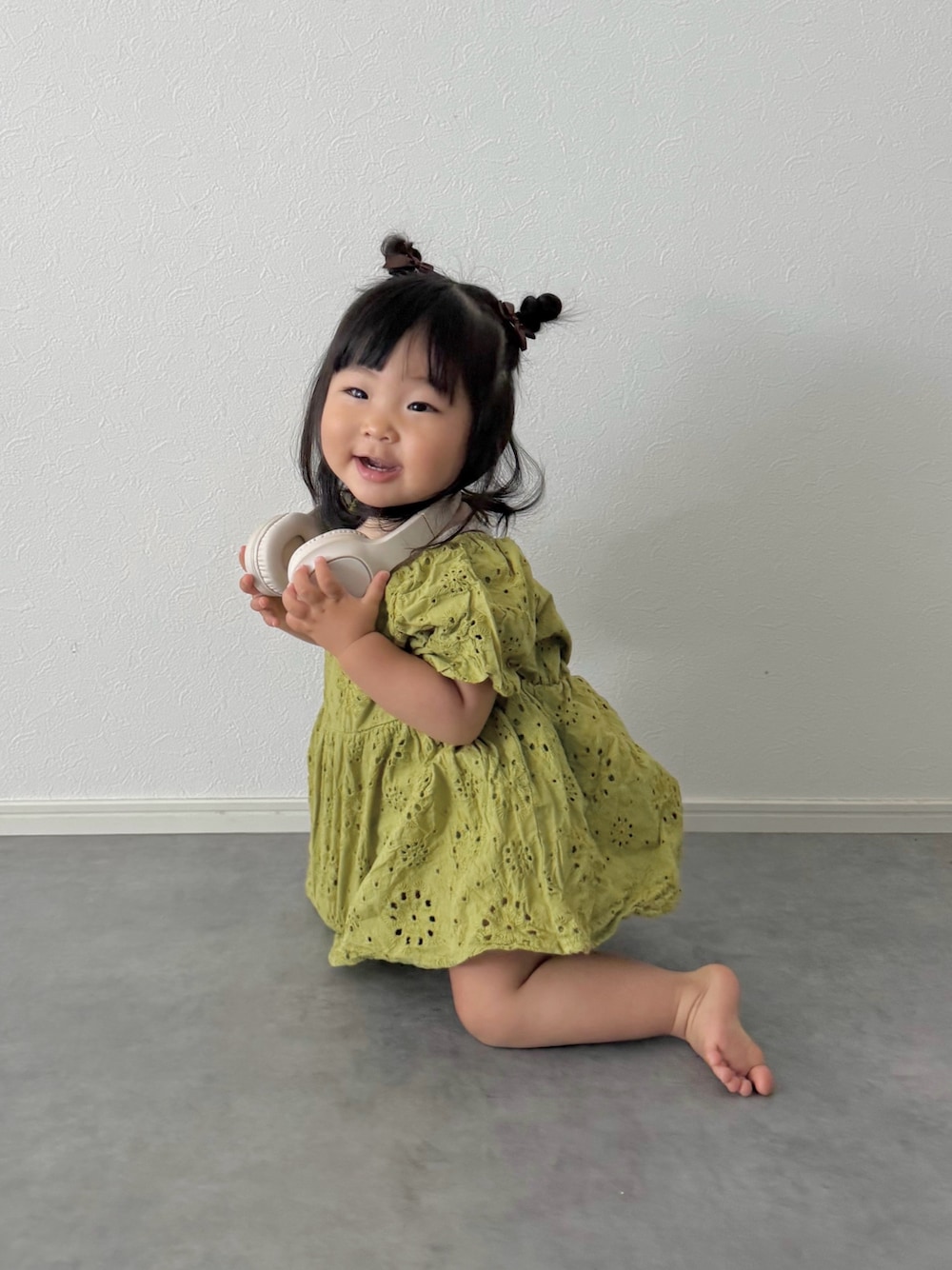 グリーン系のワンピース/ドレスを着用したキッズの夏コーディネートの1枚目の写真