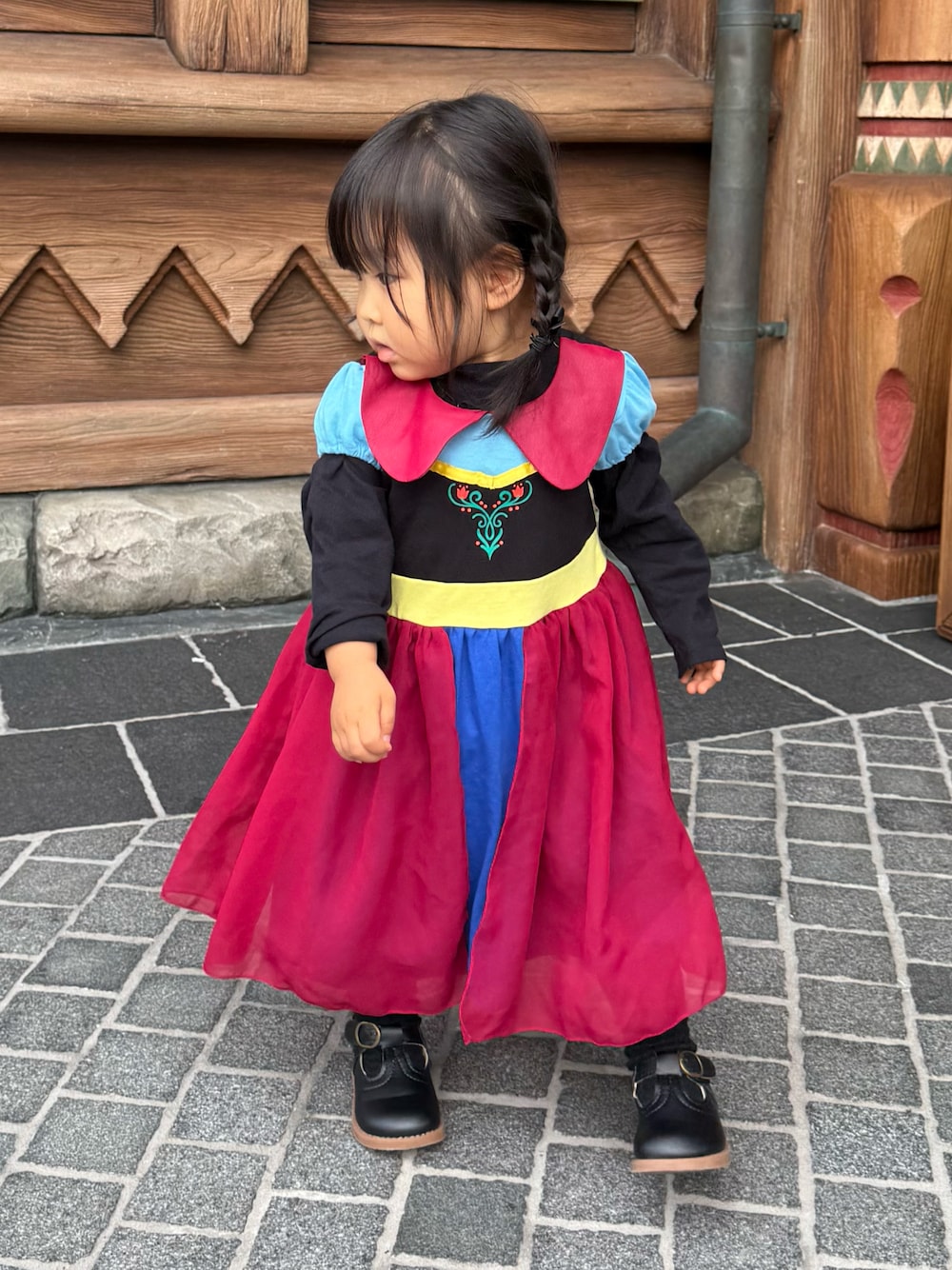 ピンク系のワンピースを着用したキッズの秋コーディネートの1枚目の写真
