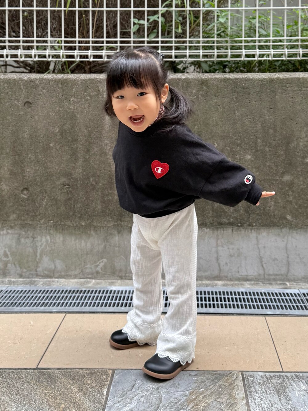 ブラック系のスウェット、ホワイト系のパンツを着用したキッズの秋コーディネートの1枚目の写真
