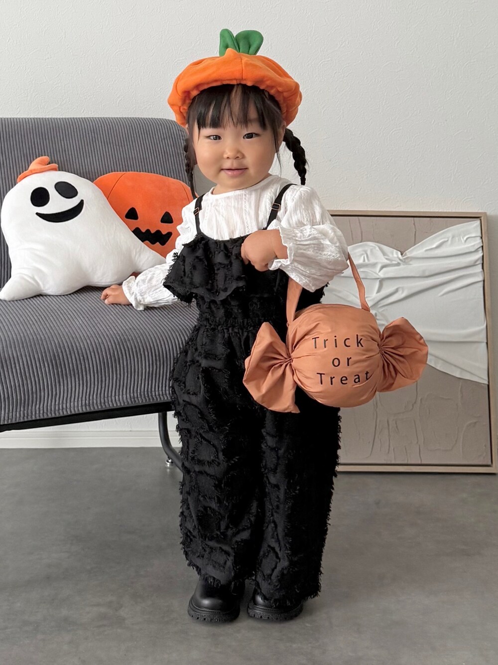 ブラック系のオールインワン・サロペット、オレンジ系の雑貨/ホビーを着用したキッズの秋コーディネートの1枚目の写真